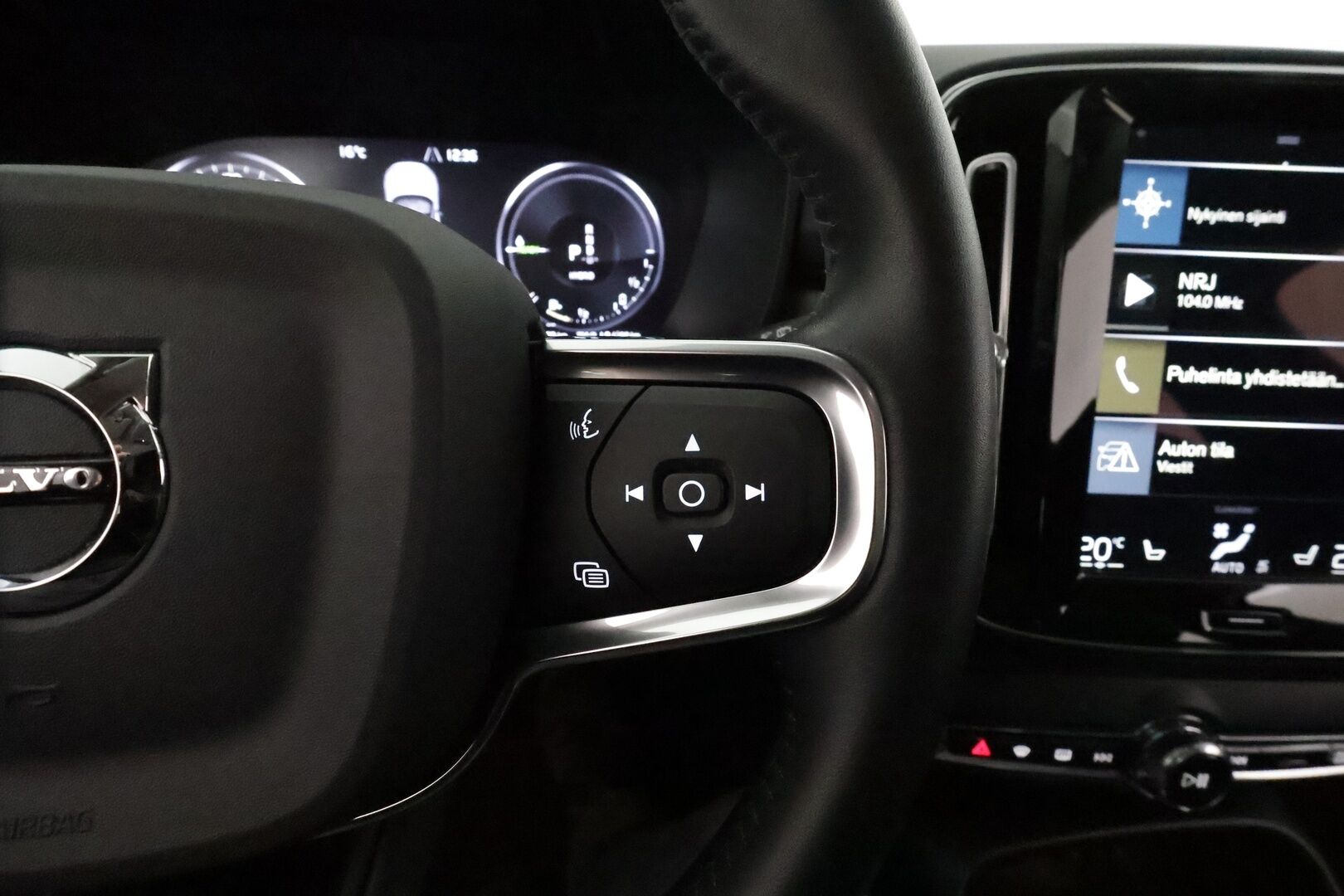 Volvo XC40 2021 T5 TwE Business Inscription aut **Webasto / ACC / LED-valot / P.kamera / Sporttinahat / Navi / Kaistavahti / Keyless** - 3,99 % KORKOTARJOUS TÄHÄN AUTOON 7.9. ASTI! - 1-om Suomi-auto / 2x Latauskaapelit / Kahdet Renkaat / Merkkihuollettu!