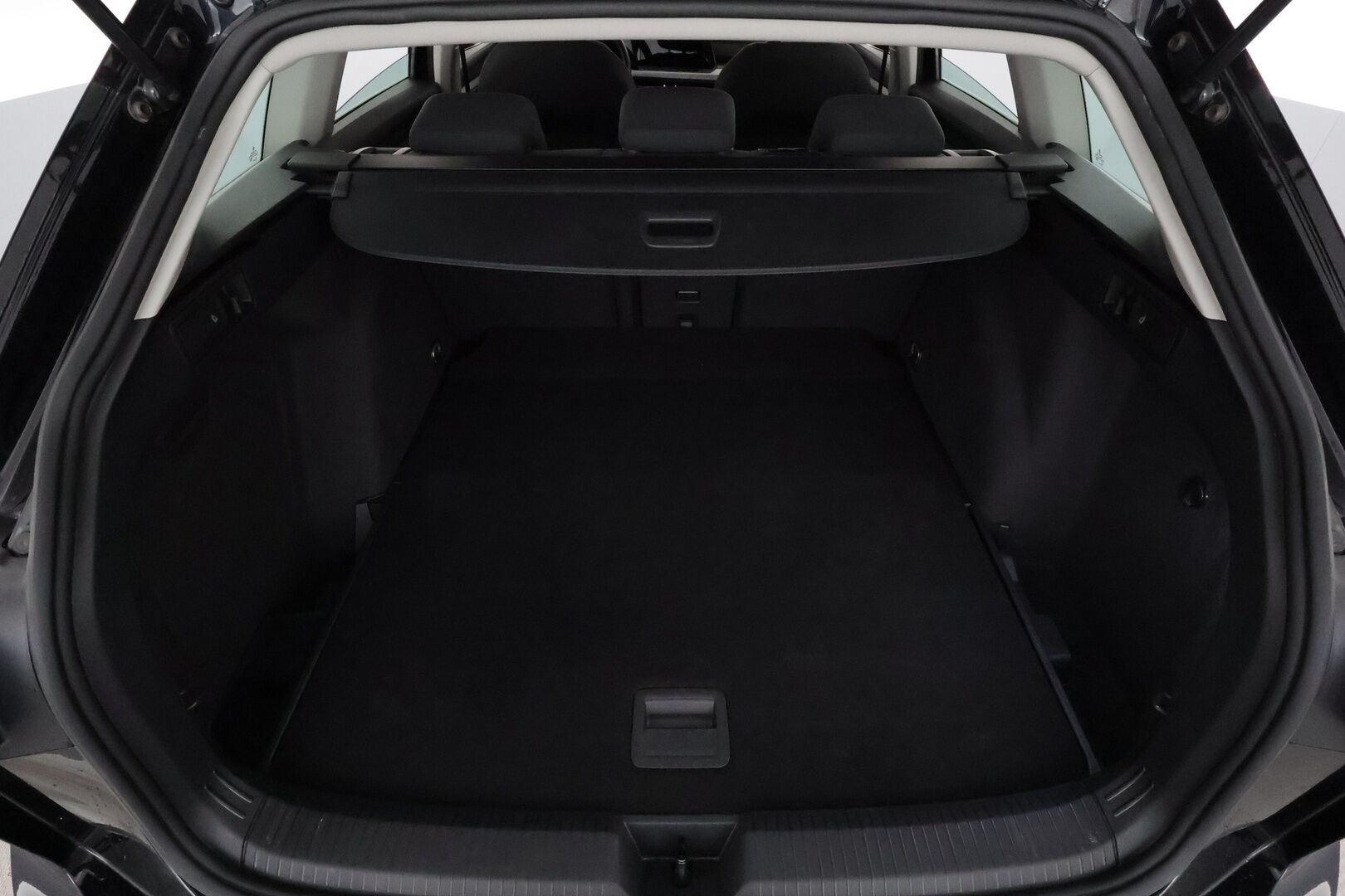 Volkswagen Golf 2021 Variant Comfort 1,0 eTSI (MHEV) 81 kW DSG **ACC / P.tutkat / Digimittaristo / Webasto / Navi / LED** - Suomi-auto / Kahdet renkaat aluvanteilla