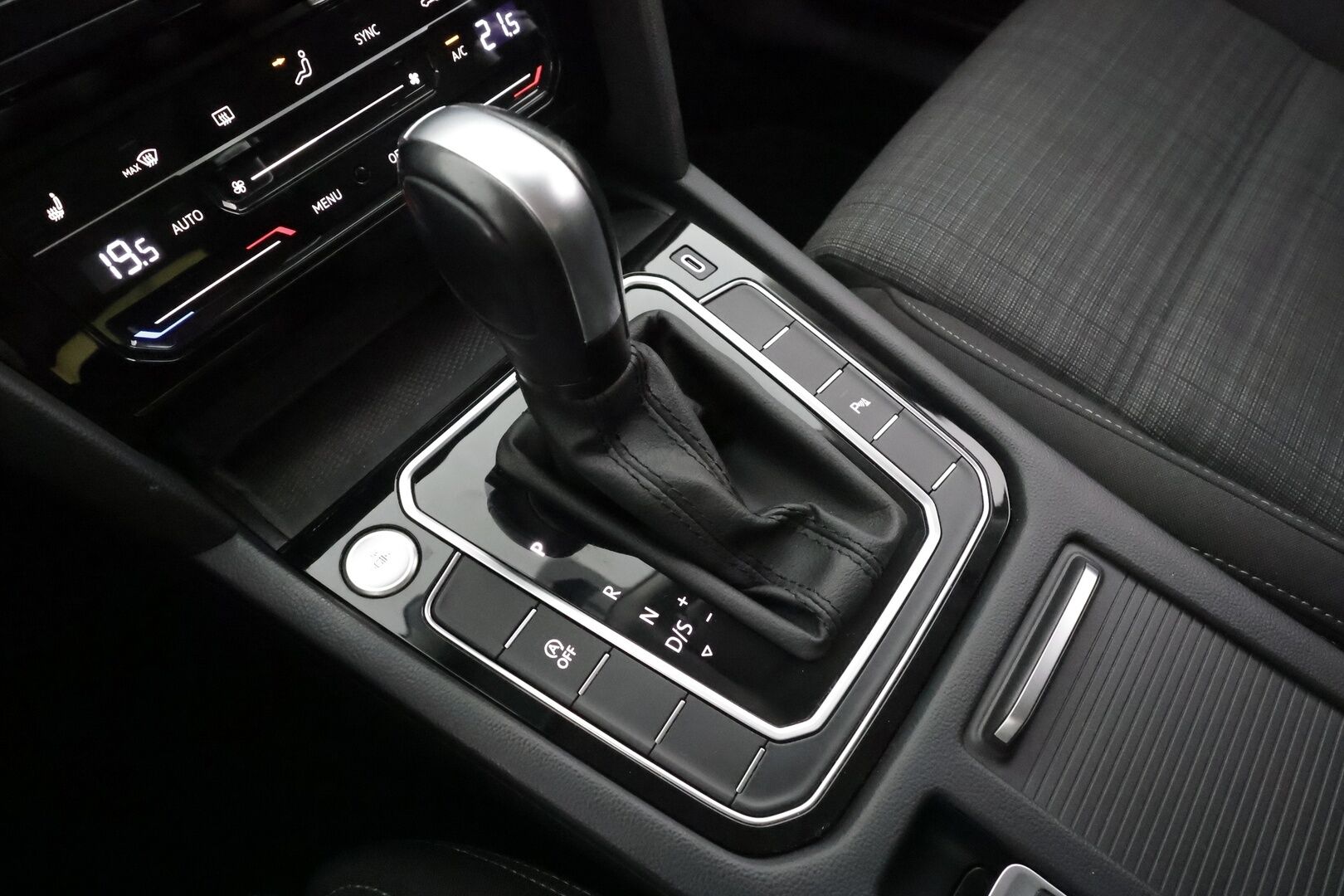 Volkswagen Passat 2021 Variant Comfort 2,0 TDI EVO SCR 110 kW DSG * ACC / Webasto / Koukku / LED / P.tutkat / Apple&Android * - Suomi-auto / Kahdet renkaat aluvanteilla