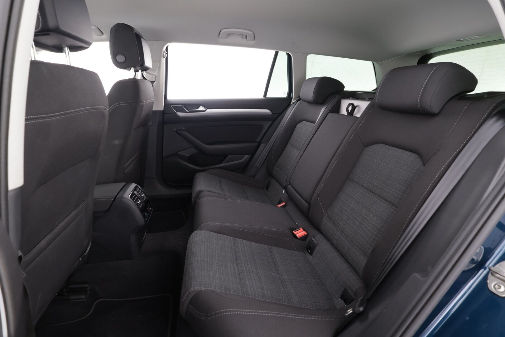 Volkswagen Passat 2021 Variant Comfort 2,0 TDI EVO SCR 110 kW DSG * ACC / Webasto / Koukku / LED / P.tutkat / Apple&Android * - Suomi-auto / Kahdet renkaat aluvanteilla