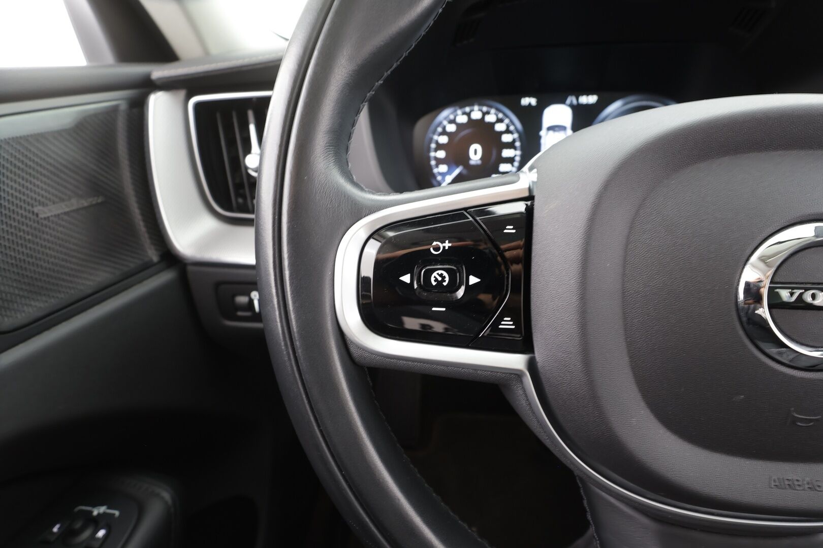Volvo XC60 2021 T6 TwE AWD Business Inscription aut. - | ACC | H&K | Koukku | Webasto | Muistipenkki | Sporttinahat | Panorama | P.kamera | LED | 1-om suomiauto | Merkkihuollot | 