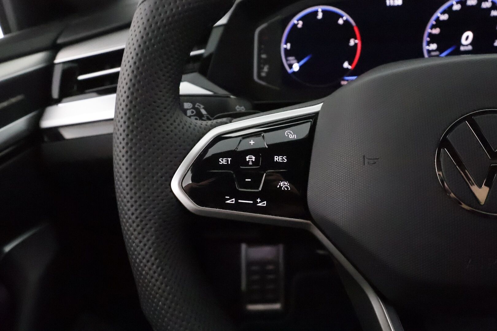 Volkswagen Arteon 2021 Shooting Brake R-Line 2,0 TDI SCR 110 kW / 1.Om Suomi-auto / Webasto / ACC / Digimittari / Led-valot