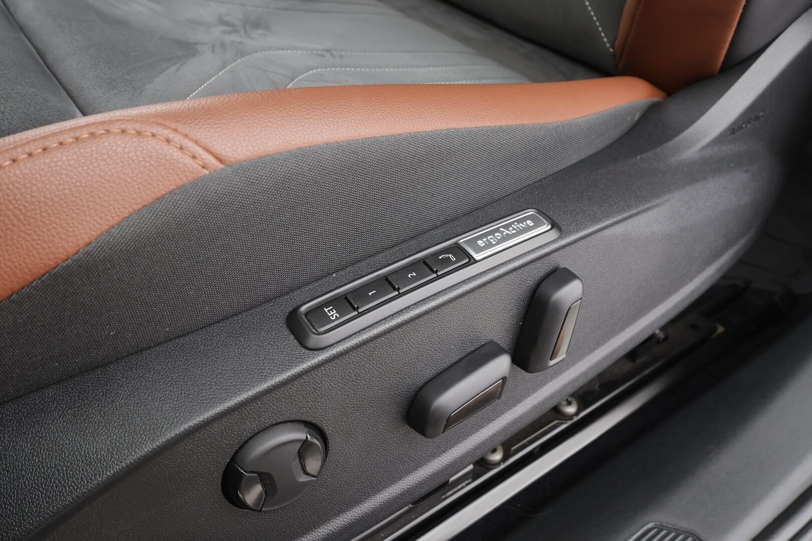 Volkswagen ID.4 2021 Pro Performance Tech 150 kW, akku 77 kWh - | ACC | ILP | HUD | IQ-Light | Lasikatto | 360-Kamera | Hierovat Muistipenkit | Puolinahat | Keyless | Apple&Android | 1.Om suomi-auto | Kahdet Renkaat |