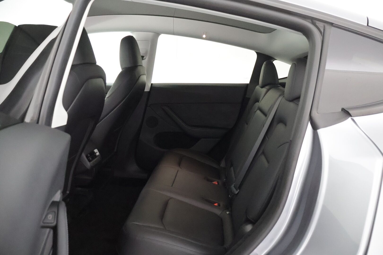 Tesla Model Y 2024 Long Range - Suomi-auto / Koukku / Lämpöpumppu / Autopilot / Premium Audio / P-kamera / Matrix LED / Musta nahkasisusta / 2x renkaat / Juuri tullut!