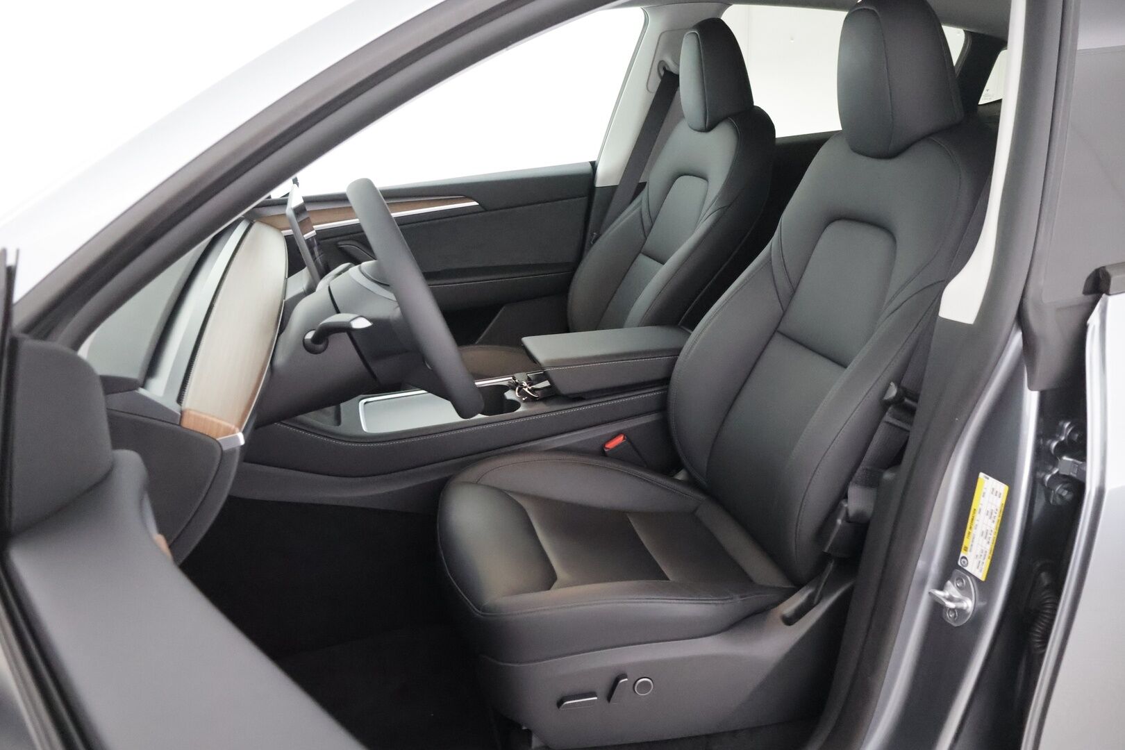 Tesla Model Y 2024 Long Range - Suomi-auto / Koukku / Lämpöpumppu / Autopilot / Premium Audio / P-kamera / Matrix LED / Musta nahkasisusta / 2x renkaat / Juuri tullut!