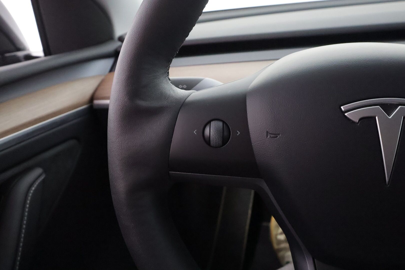 Tesla Model Y 2024 Long Range - | Koukku | ILP | ACC | Lasikatto | Matrix-LED | P.Kamera | Muistipenkki | Premium Audio | Navi | Kaistavahti | Keyless | 2x Latauskaapelit | Kahdet renkaat | 1-om Suomi-auto |