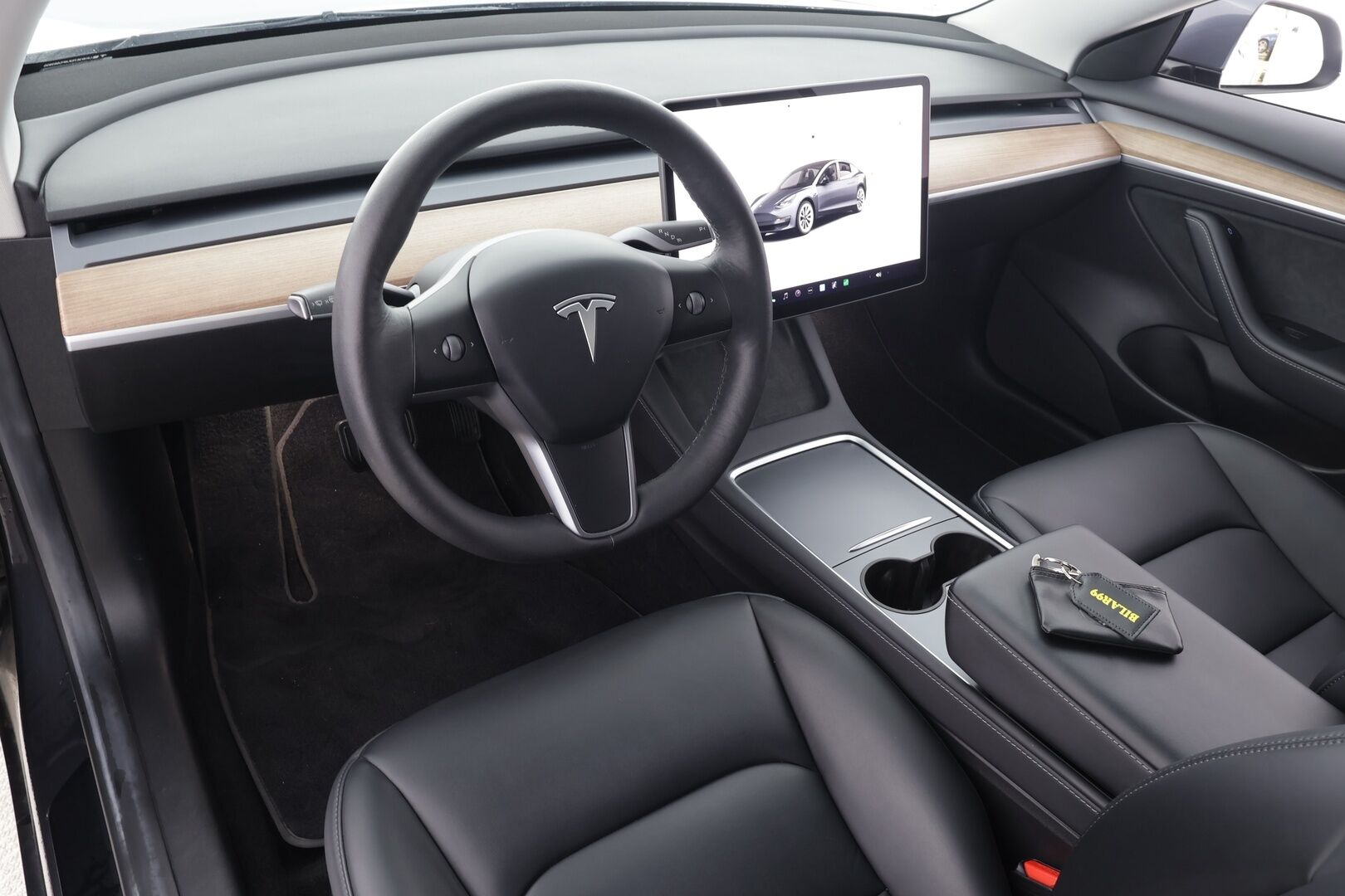 Tesla Model 3 2023 Long Range * ILP / ACC / Lasikatto / Matrix-LED / P.Kamera / Muistipenkki / Premium Audio / Navi / Keyless * - 2x Latauskaapelit