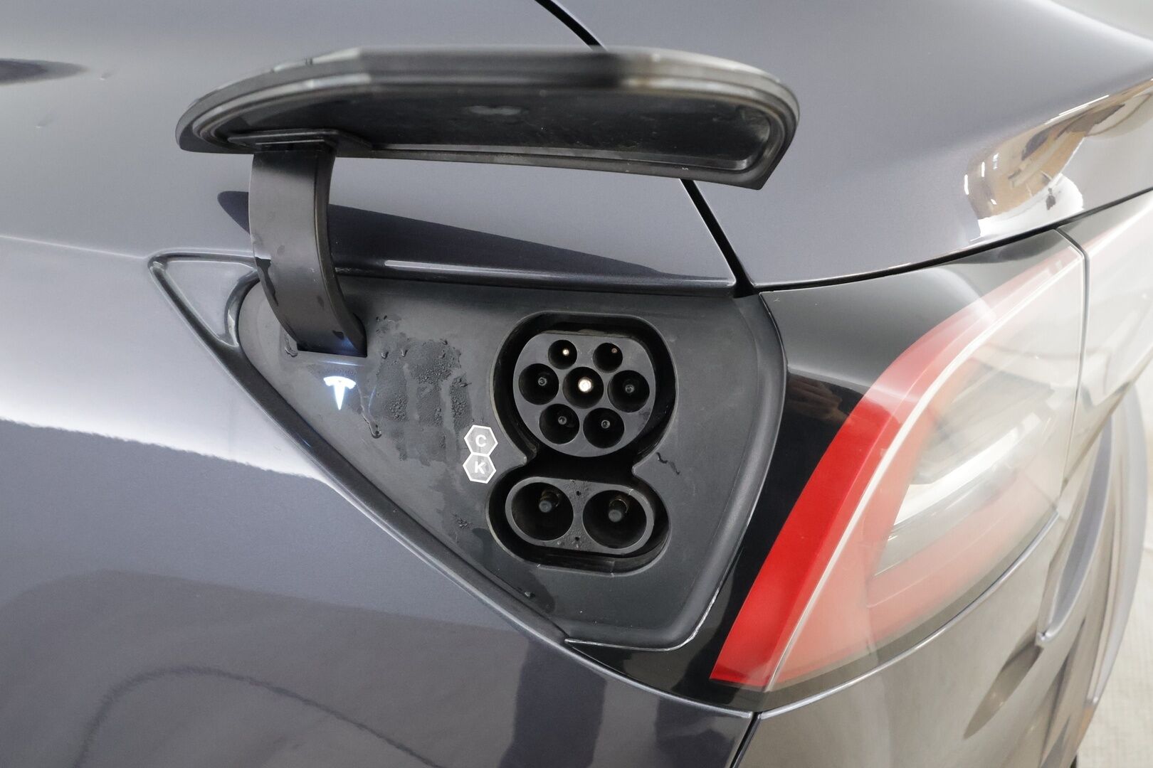 Tesla Model 3 2023 Long Range * ILP / ACC / Lasikatto / Matrix-LED / P.Kamera / Muistipenkki / Premium Audio / Navi / Keyless * - 2x Latauskaapelit