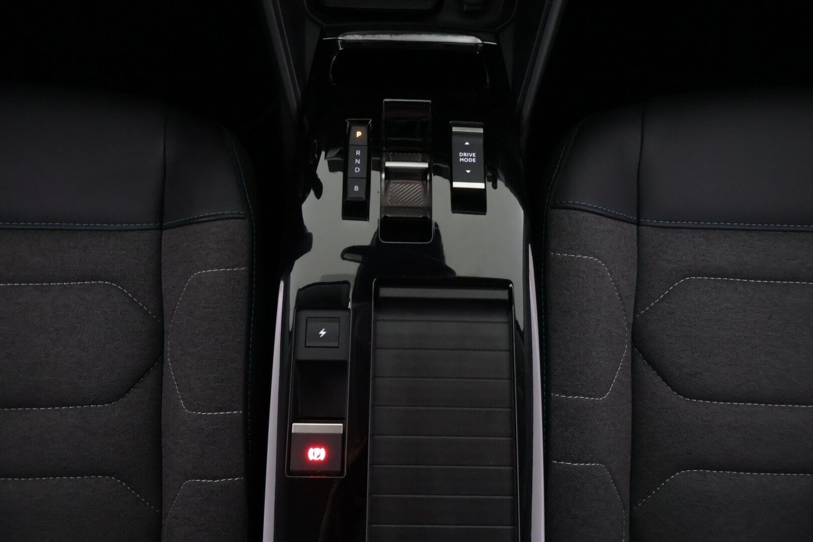 Citroen C4 2022 Full Electric 136 Shine 50 kWh Automaatti ** HUD / Vakkari / 360-kamera / ILP / Osanahka ** - *Akku kuntotarkastettu / Kahdet renkaat aluilla!*