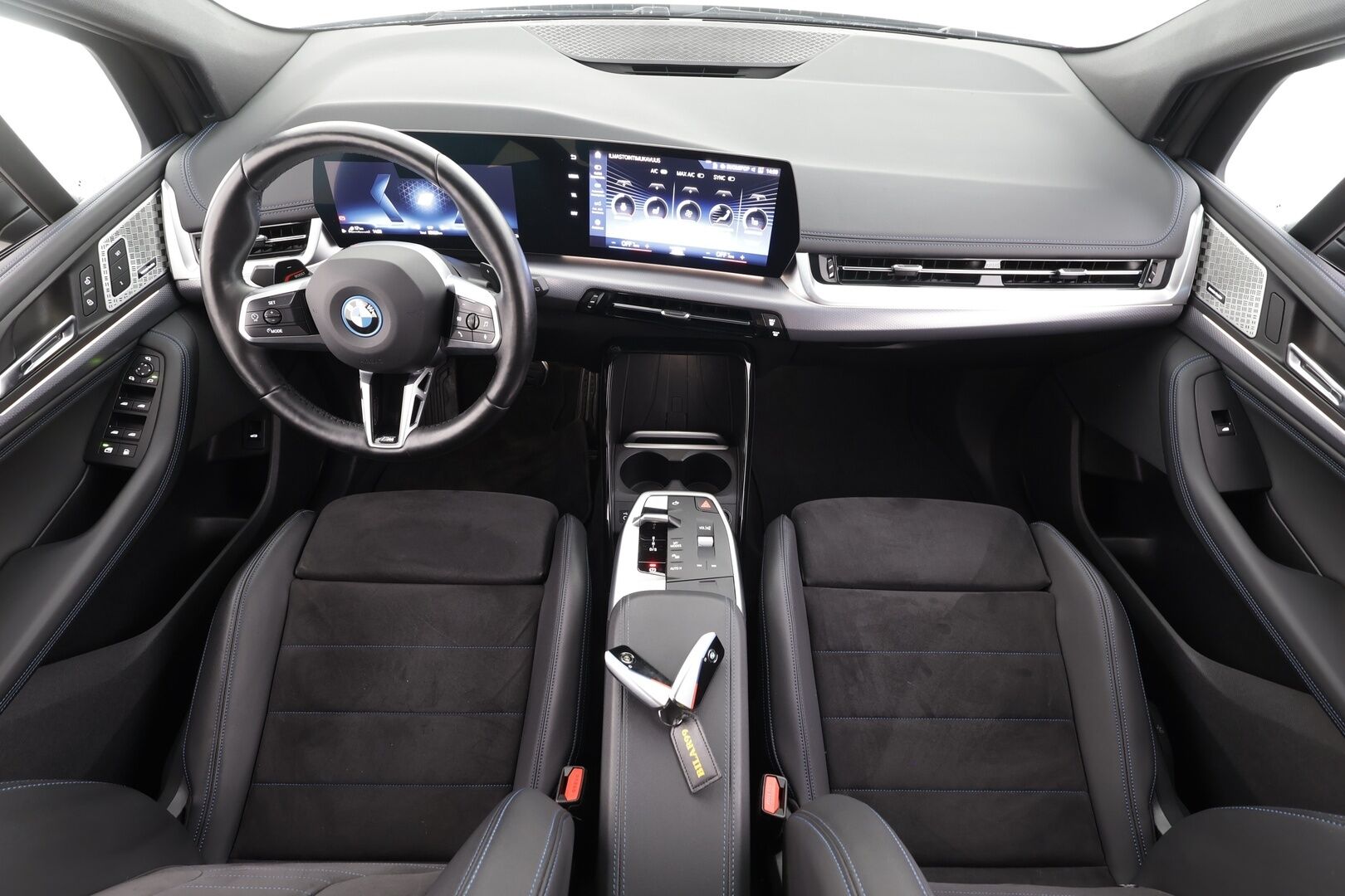 BMW 225 2024 U06 Active Tourer 225e A xDrive Charged Edition M Sport - | ACC | Koukku | Lisälämmitin | Widescreen | H/K | Muistipenkki | P.Kamera | Adapt. LED | Puolinahat | Comfort Access | Apple&Android | 1.Om Suomi-auto | Kahdet renkaat | Merkkihuollettu |