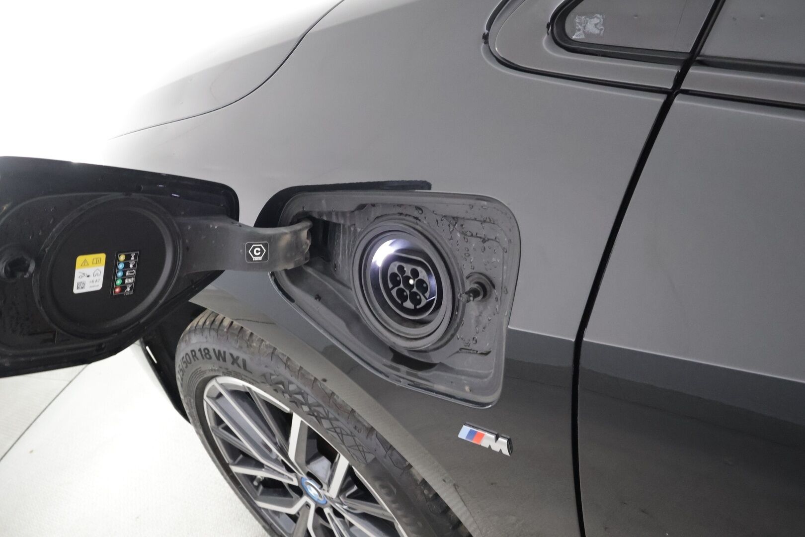 BMW 225 2024 U06 Active Tourer 225e A xDrive Charged Edition M Sport - | ACC | Koukku | Lisälämmitin | Widescreen | H/K | Muistipenkki | P.Kamera | Adapt. LED | Puolinahat | Comfort Access | Apple&Android | 1.Om Suomi-auto | Kahdet renkaat | Merkkihuollettu |