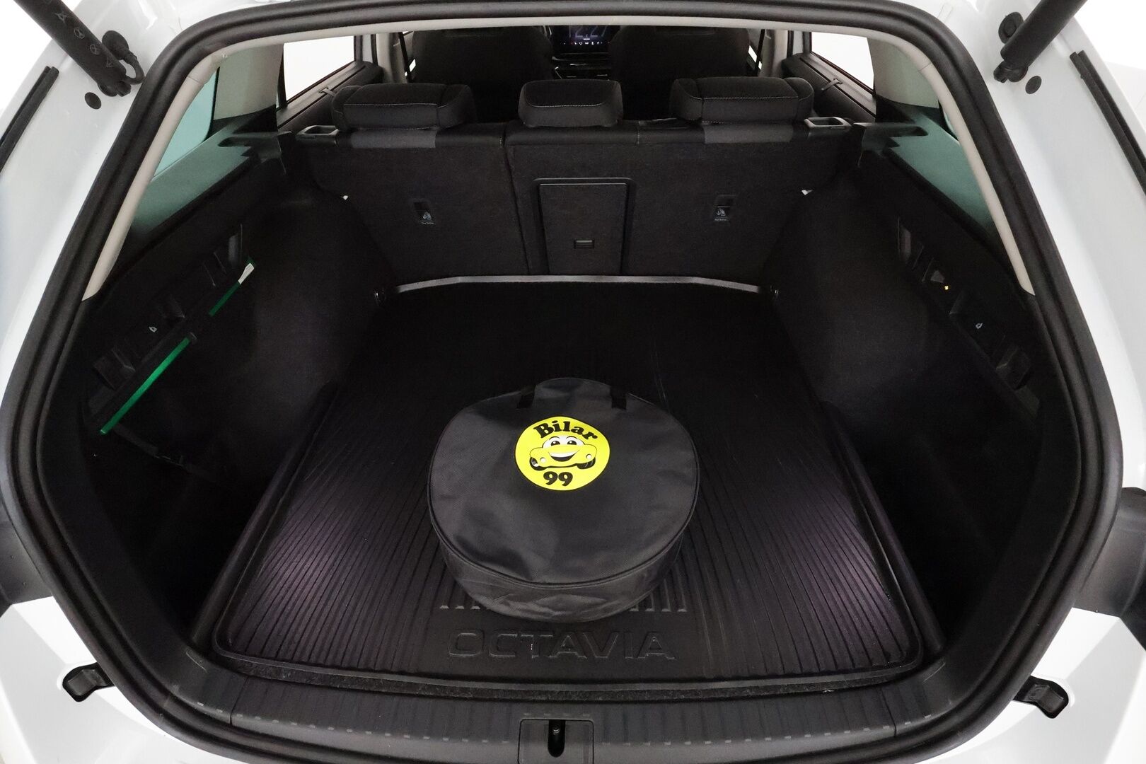 Skoda Octavia 2024 Combi 1.4 TSI PHEV Style iV DSG Autom. **Webasto / Koukku / Adapt.Vakkari / Matrix-LED / P.Kamera / Navi / Keyless** - 3,99 % KORKOTARJOUS TÄHÄN AUTOON - Suomi-auto / 2x Latauskaapelit / Kahdet Renkaat 