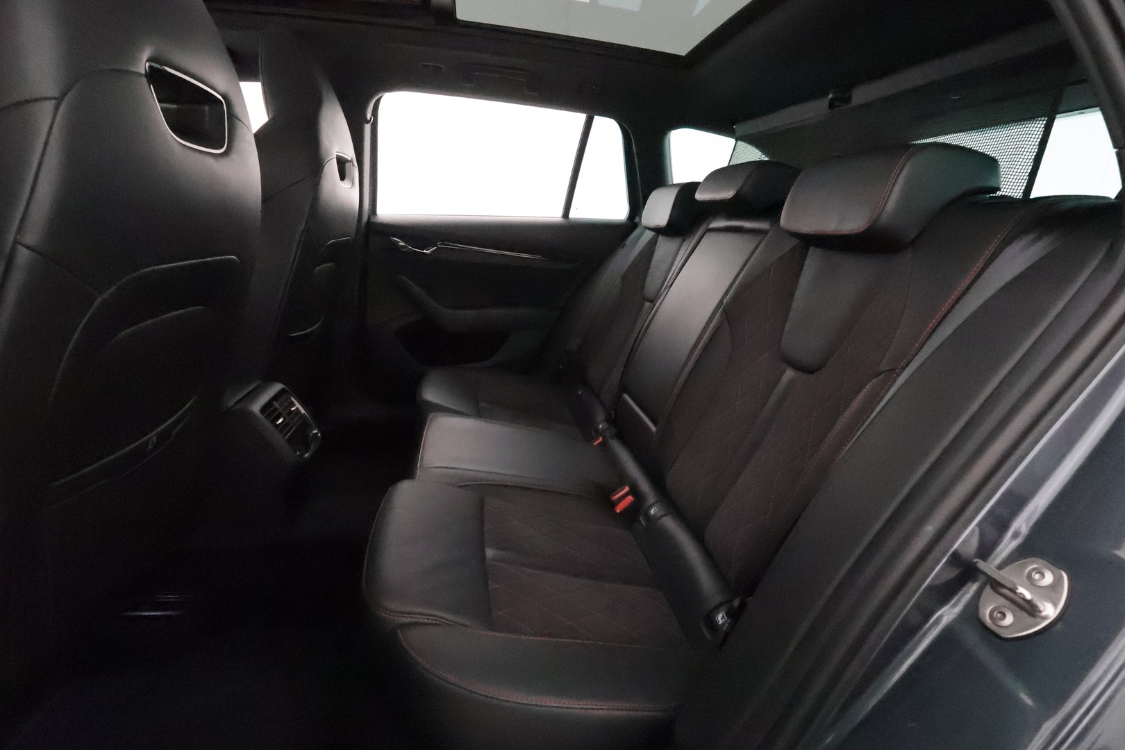 Skoda Octavia 2021 Combi 1.4 PHEV RS IV *ACC / HUD / Panorama / Canton / Hieronta / Matrix LED / Muistipenkit / Navi* - P.kamera / Kahdet renkaat aluvanteilla / Huippuvarusteet!