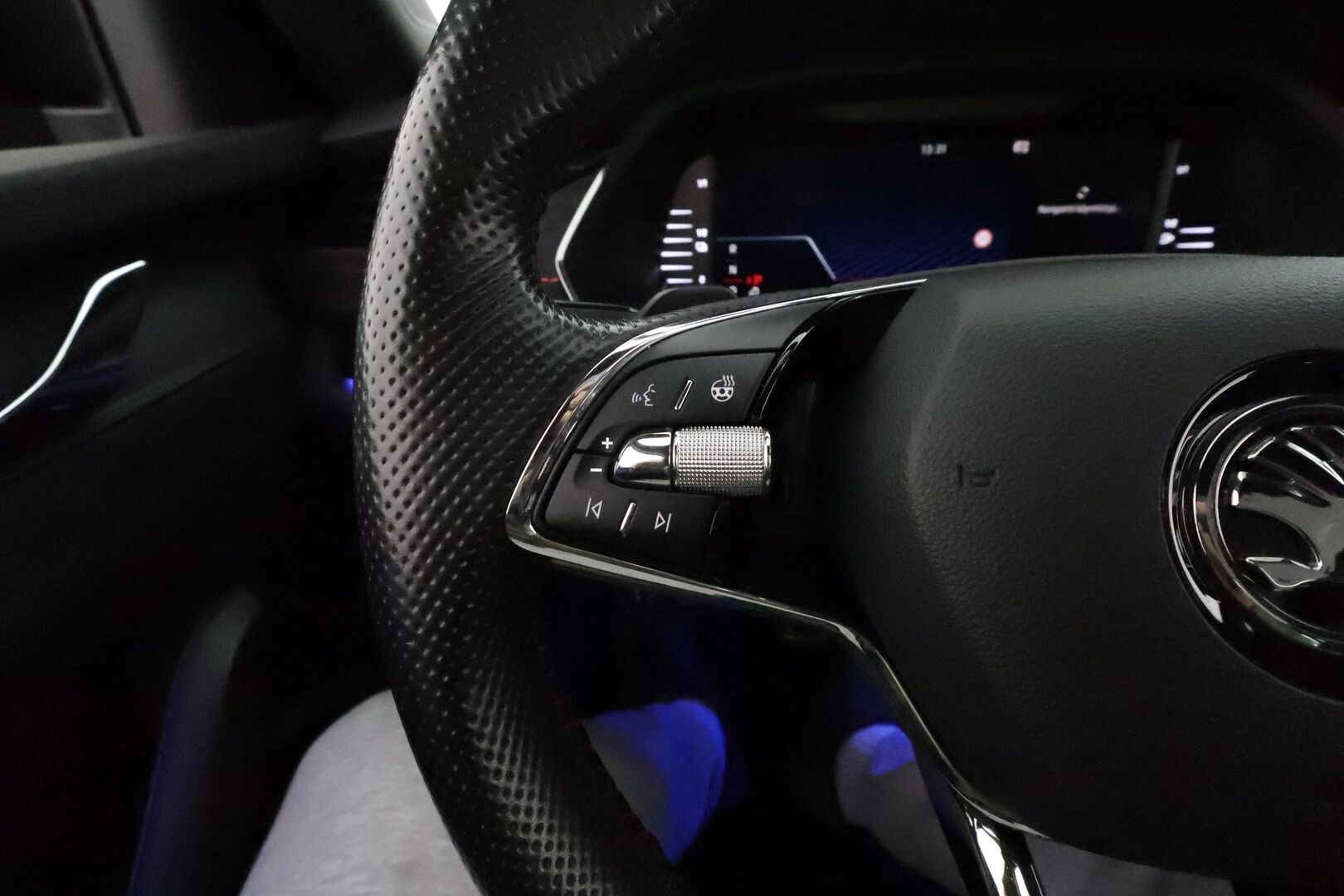 Skoda Octavia 2021 Combi 1.4 PHEV RS IV *ACC / HUD / Panorama / Canton / Hieronta / Matrix LED / Muistipenkit / Navi* - P.kamera / Kahdet renkaat aluvanteilla / Huippuvarusteet!