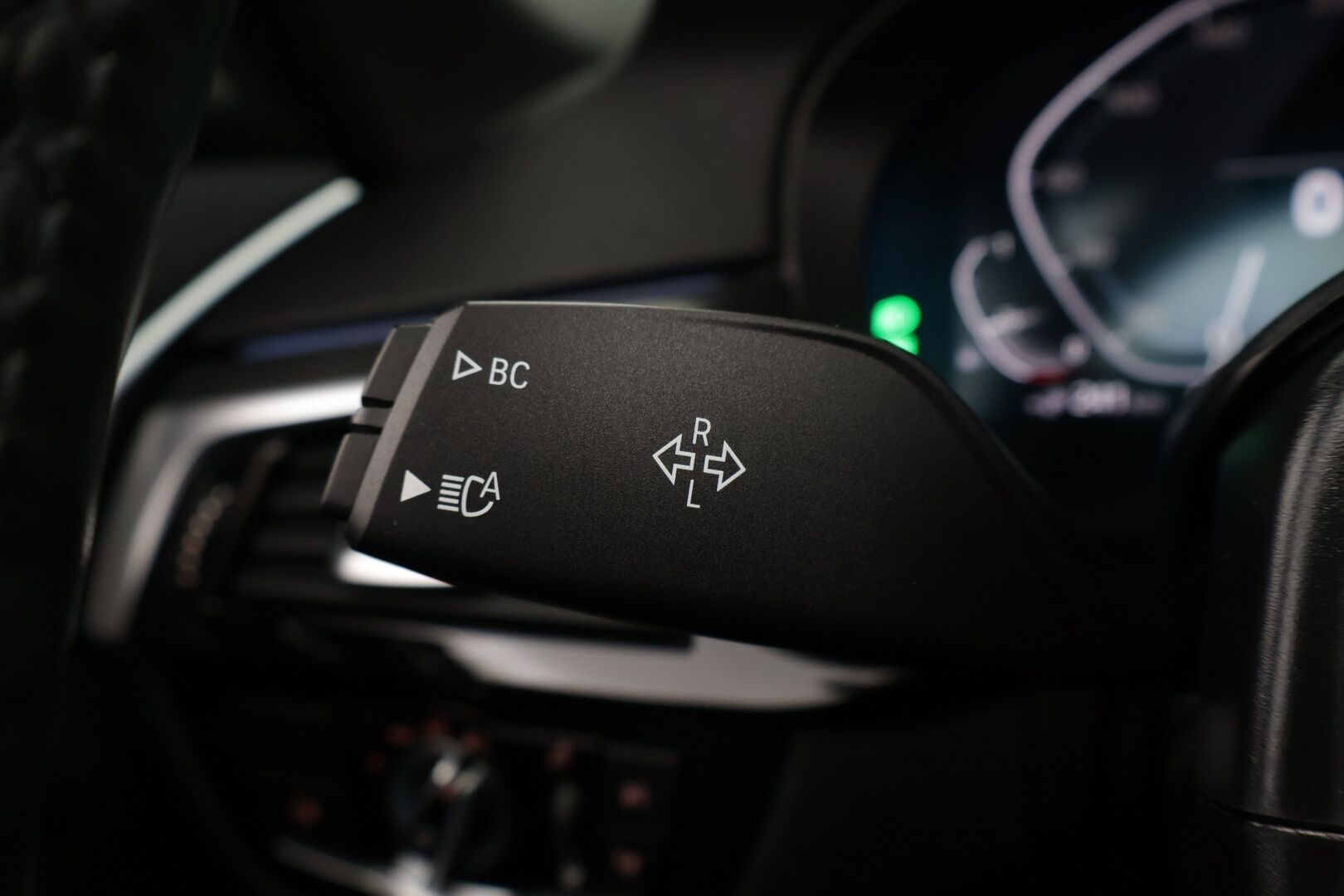 BMW 530 2021 G31 Touring 530e xDrive M-Sport / Harman Kardon / Nahat / Keyless / P. Kamera / Vetokoukku - BMW 530 G31 Touring 530e xDrive / M-Sport / Adapt. LED /Harman Kardon / P. Kamera / Vetokoukku