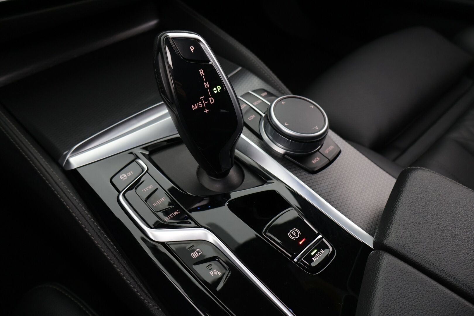 BMW 530 2021 G31 Touring 530e xDrive M-Sport / Harman Kardon / Nahat / Keyless / P. Kamera / Vetokoukku - BMW 530 G31 Touring 530e xDrive / M-Sport / Adapt. LED /Harman Kardon / P. Kamera / Vetokoukku