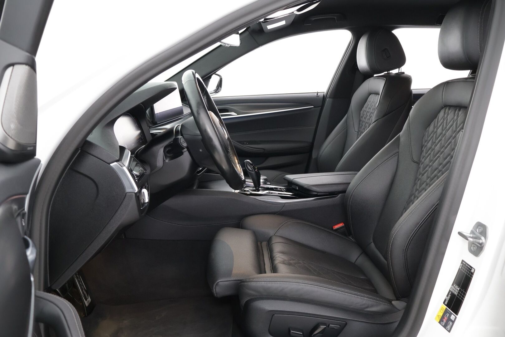 BMW 530 2021 G31 Touring 530e xDrive M-Sport / Harman Kardon / Nahat / Keyless / P. Kamera / Vetokoukku - BMW 530 G31 Touring 530e xDrive / M-Sport / Adapt. LED /Harman Kardon / P. Kamera / Vetokoukku