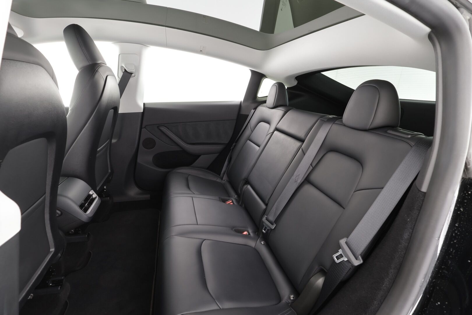 Tesla Model Y 2024 Performance * Koukku / ILP / ACC / Lasikatto / Premium Audio / P.Kamera / Matrix-LED / Muistipenkki / Kaistavahti * - 1-om Suomi-auto / 2x Latauskaapelit / Kahdet renkaat aluvanteilla - HULLUT AVAJAISHULINAT KORKOTARJOUS 3,29 %