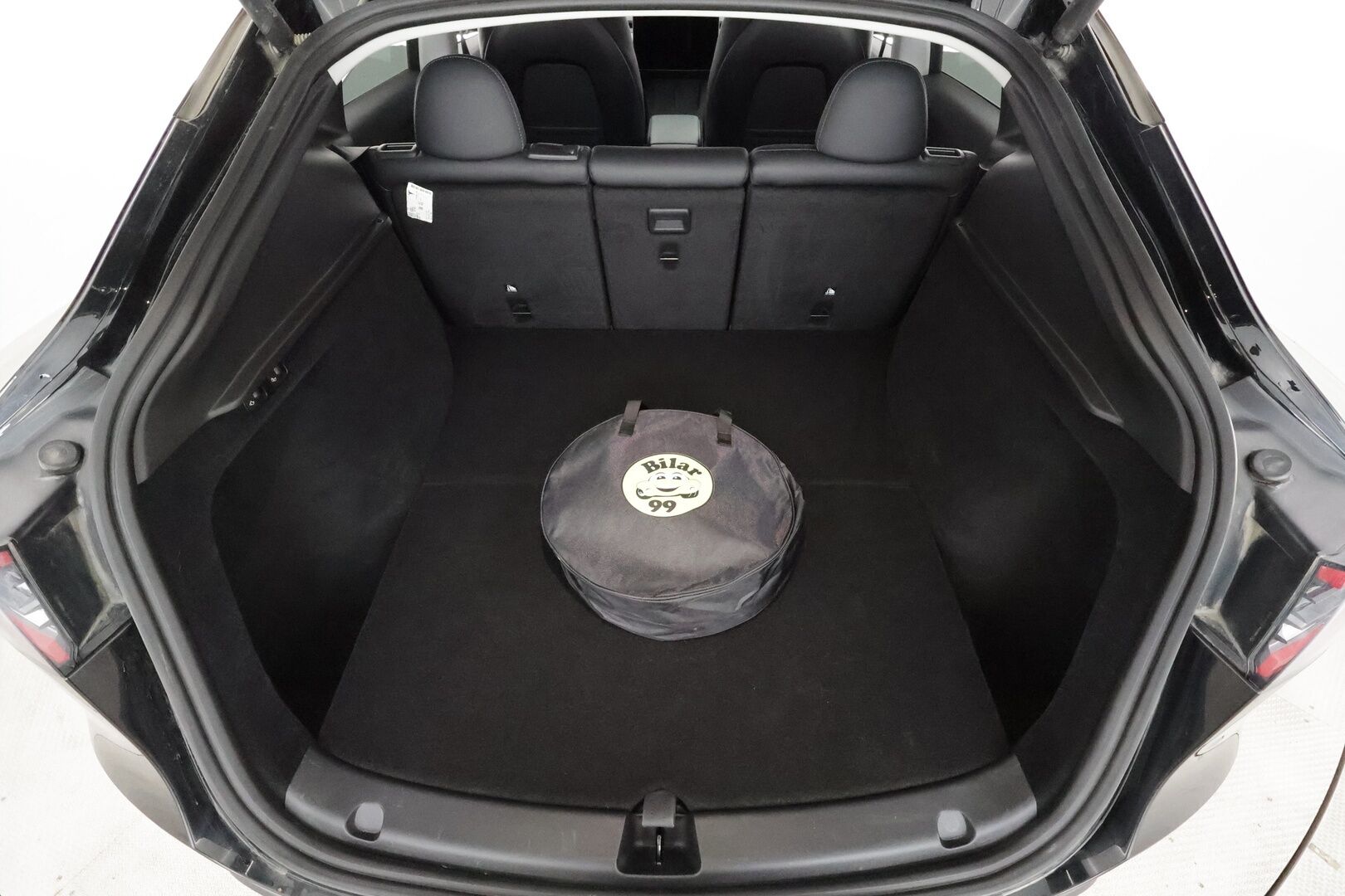 Tesla Model Y 2024 Performance * Koukku / ILP / ACC / Lasikatto / Premium Audio / P.Kamera / Matrix-LED / Muistipenkki / Kaistavahti * - 1-om Suomi-auto / 2x Latauskaapelit / Kahdet renkaat aluvanteilla - HULLUT AVAJAISHULINAT KORKOTARJOUS 3,29 %