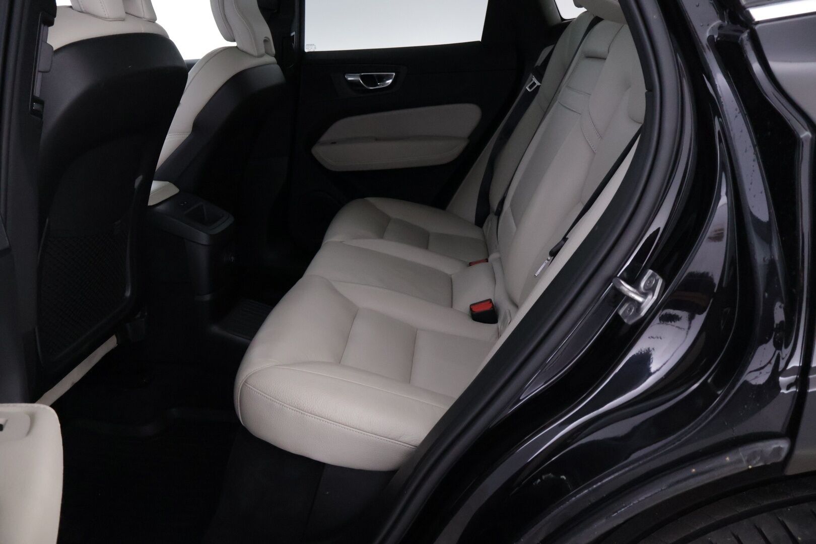 Volvo XC60 2019 T8 AWD Inscription aut *Webasto / Pilot assist / Keyless Go / Panorama / Four-C /  Vetokoukku / Vaaleet Nahat* - Polttoainetoiminen lisälämmitin puhelin ohjauksella / Alle taittuva vetokoukku / Juuri tehty jakopää - HULLUT BLACKWEEK JATKOT - KORKOTARJOUS 2,49%