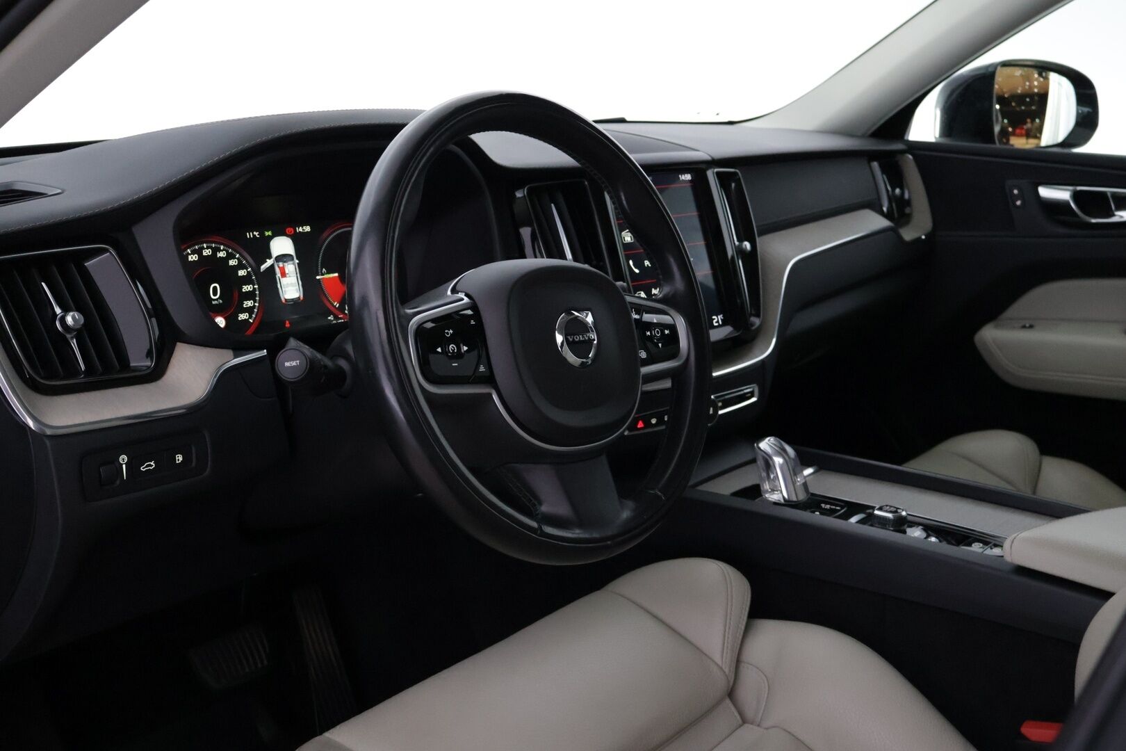 Volvo XC60 2019 T8 AWD Inscription aut *Webasto / Pilot assist / Keyless Go / Panorama / Vetokoukku / Vaaleet Nahat* - Polttoainetoiminen lisälämmitin puhelin ohjauksella / Alle taittuva vetokoukku / Juuri tehty jakopää