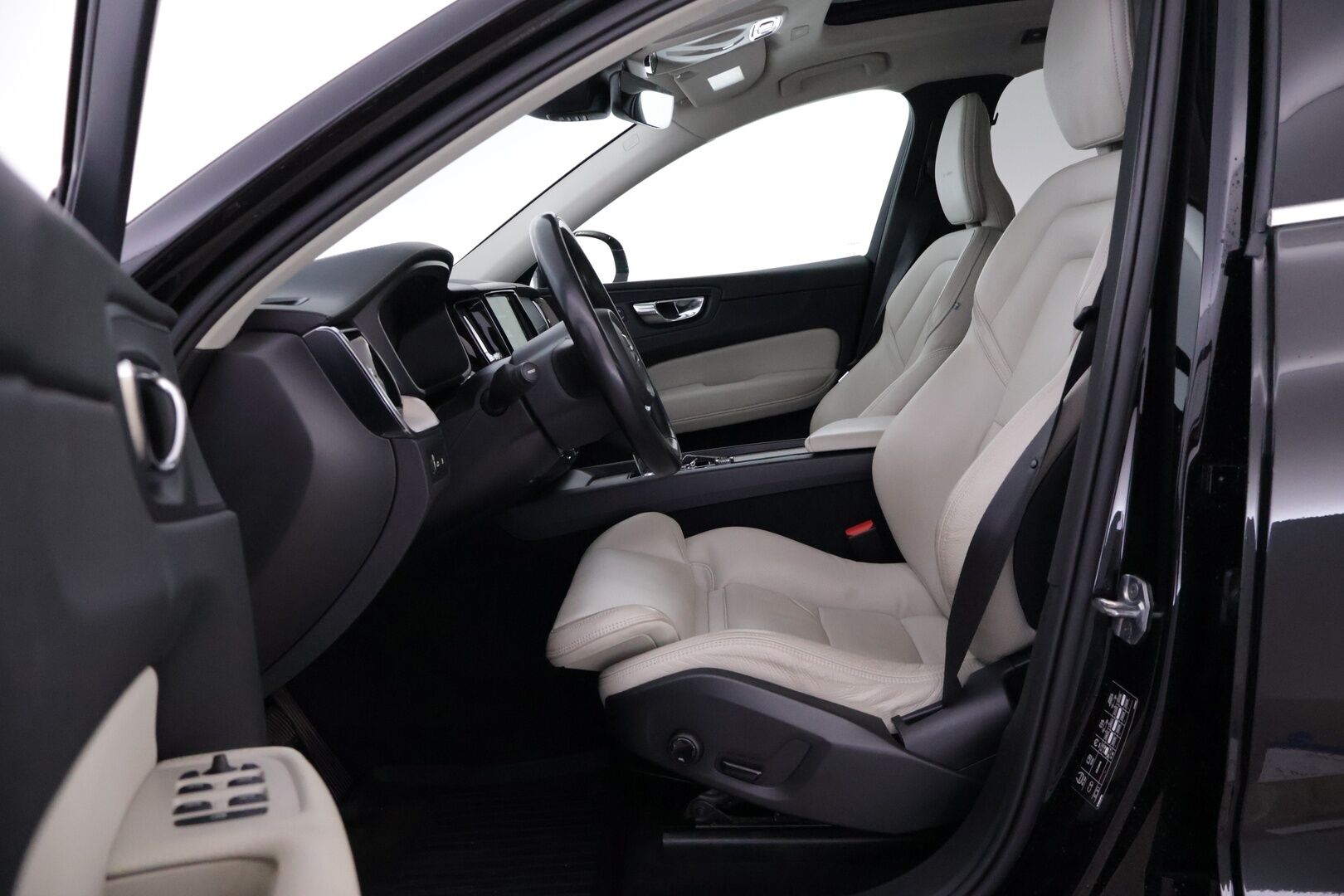 Volvo XC60 2019 T8 AWD Inscription aut *Webasto / Pilot assist / Keyless Go / Panorama / Vetokoukku / Vaaleet Nahat* - Polttoainetoiminen lisälämmitin puhelin ohjauksella / Alle taittuva vetokoukku / Juuri tehty jakopää