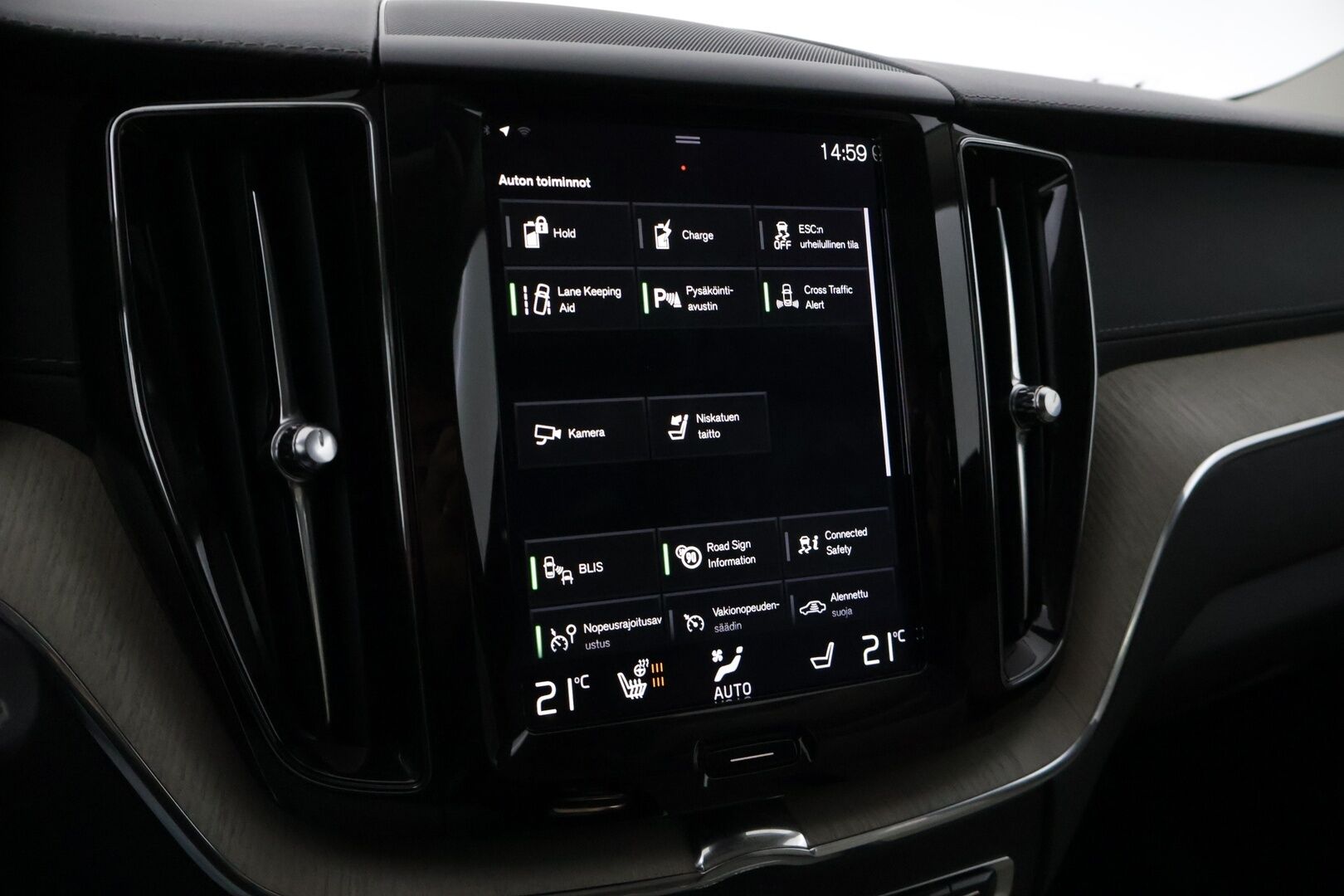 Volvo XC60 2019 T8 AWD Inscription aut *Webasto / Pilot assist / Keyless Go / Panorama / Four-C /  Vetokoukku / Vaaleet Nahat* - Polttoainetoiminen lisälämmitin puhelin ohjauksella / Alle taittuva vetokoukku / Juuri tehty jakopää - HULLUT BLACKWEEK JATKOT - KORKOTARJOUS 2,49%