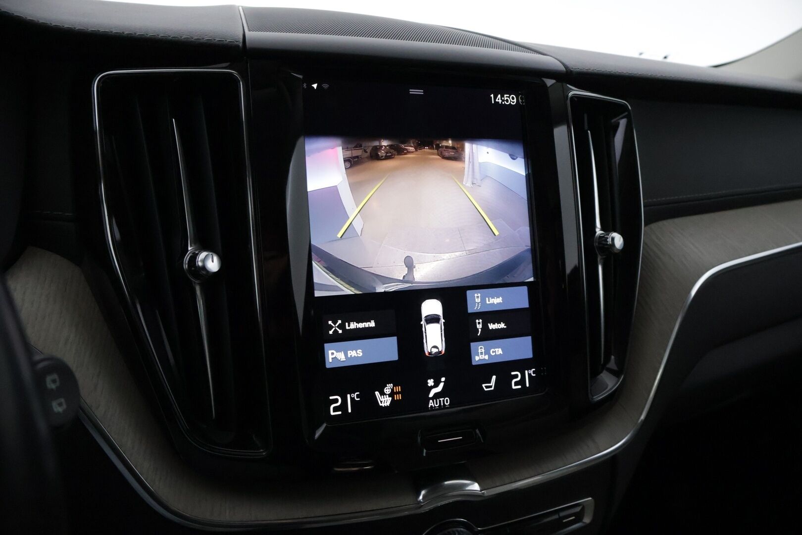 Volvo XC60 2019 T8 AWD Inscription aut *Webasto / Pilot assist / Keyless Go / Panorama / Four-C /  Vetokoukku / Vaaleet Nahat* - Polttoainetoiminen lisälämmitin puhelin ohjauksella / Alle taittuva vetokoukku / Juuri tehty jakopää - HULLUT BLACKWEEK JATKOT - KORKOTARJOUS 2,49%