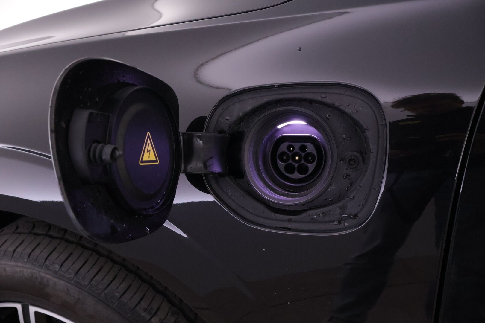 Volvo XC60 2019 T8 AWD Inscription aut *Webasto / Pilot assist / Keyless Go / Panorama / Four-C /  Vetokoukku / Vaaleet Nahat* - Polttoainetoiminen lisälämmitin puhelin ohjauksella / Alle taittuva vetokoukku / Juuri tehty jakopää - HULLUT BLACKWEEK JATKOT - KORKOTARJOUS 2,49%