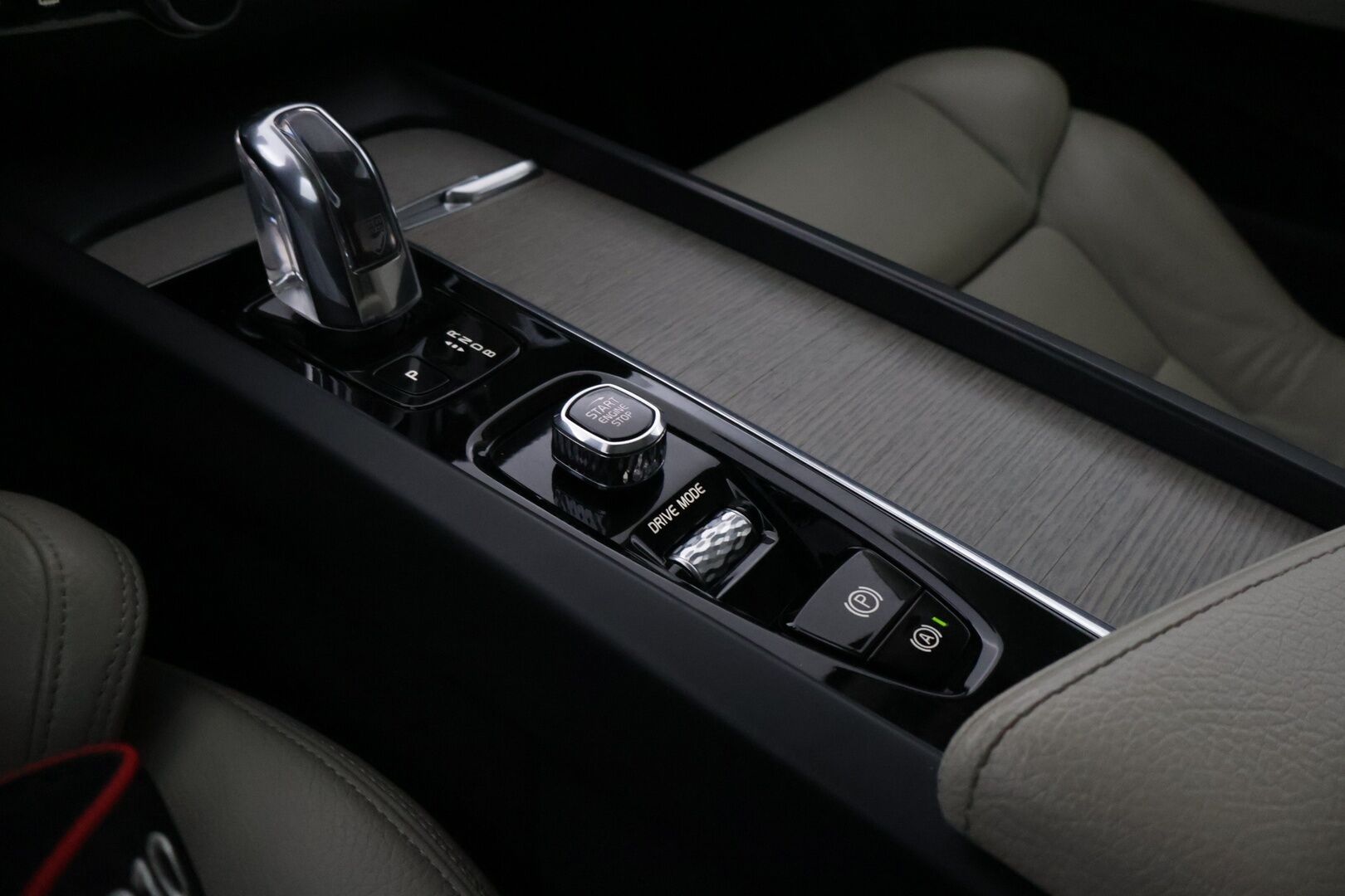 Volvo XC60 2019 T8 AWD Inscription aut *Webasto / Pilot assist / Keyless Go / Panorama / Vetokoukku / Vaaleet Nahat* - Polttoainetoiminen lisälämmitin puhelin ohjauksella / Alle taittuva vetokoukku / Juuri tehty jakopää