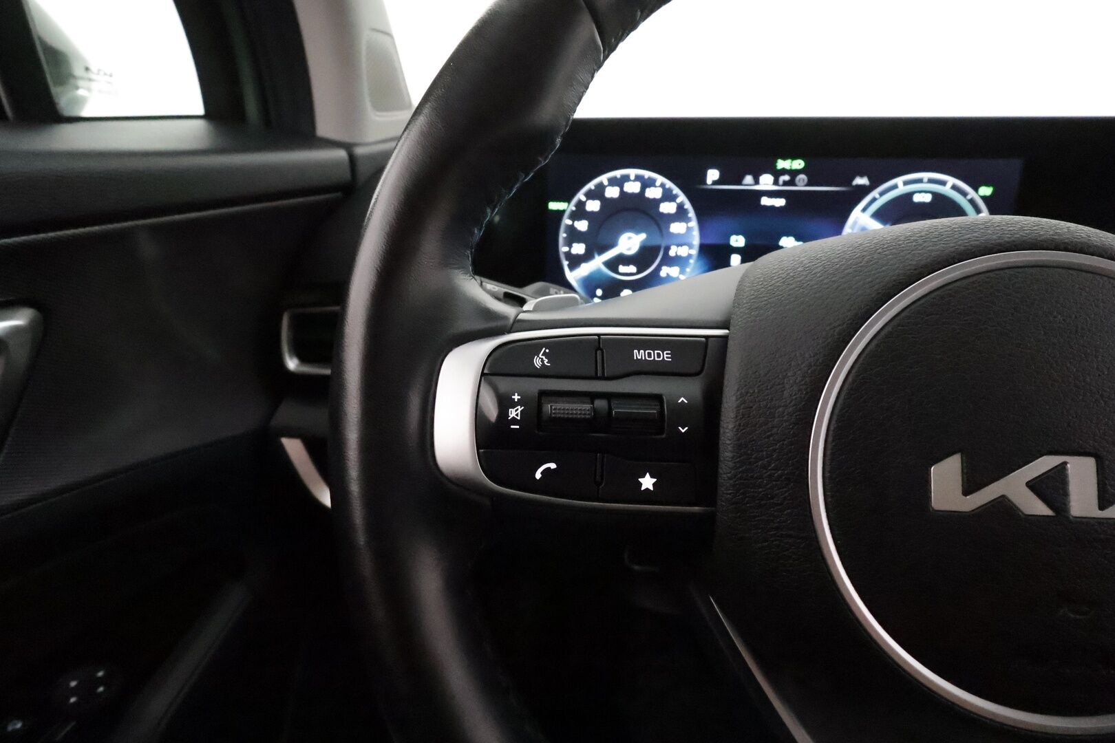 Kia Sportage 2022 1,6 T-GDI AWD Plug-in Hybrid Business Premium AT **360.kamera / Adapt.vakkari / Sähköpenkit / Digimittaristo / KeylessGo** - 3,99 % KORKOTARJOUS TÄHÄN AUTOON - Akku kuntotarkastettu!