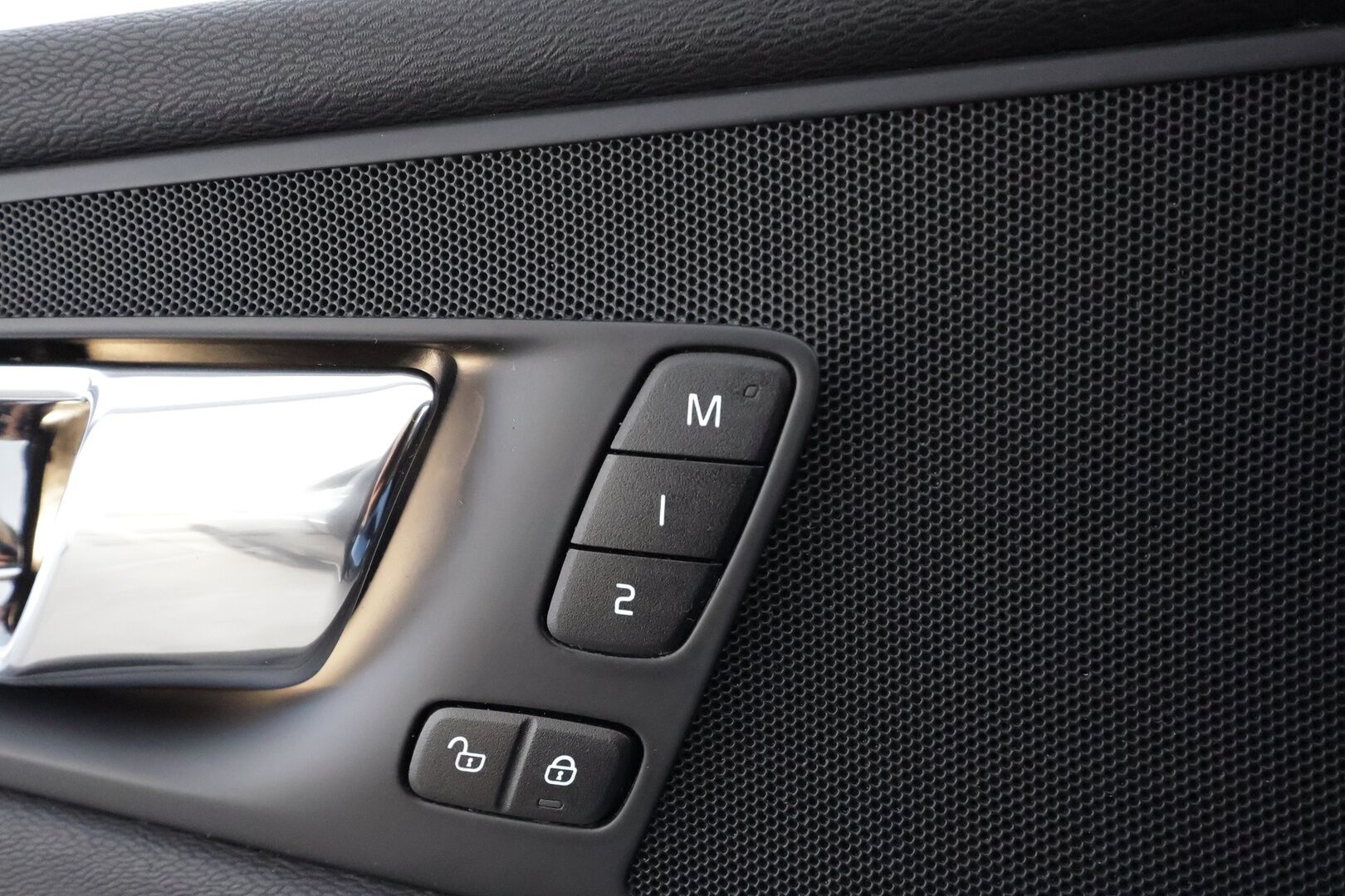 Volvo XC60 2019 T8 TwE AWD Inscription Recharge aut. * ACC / P.kamera / Full LED / Panorama / Muistipenkki / Koukku / Webasto / Sporttinahat / KeylessGo * - Kahdet renkaat aluvanteilla - HULLUT BLACKWEEK JATKOT - KORKOTARJOUS 2,49%