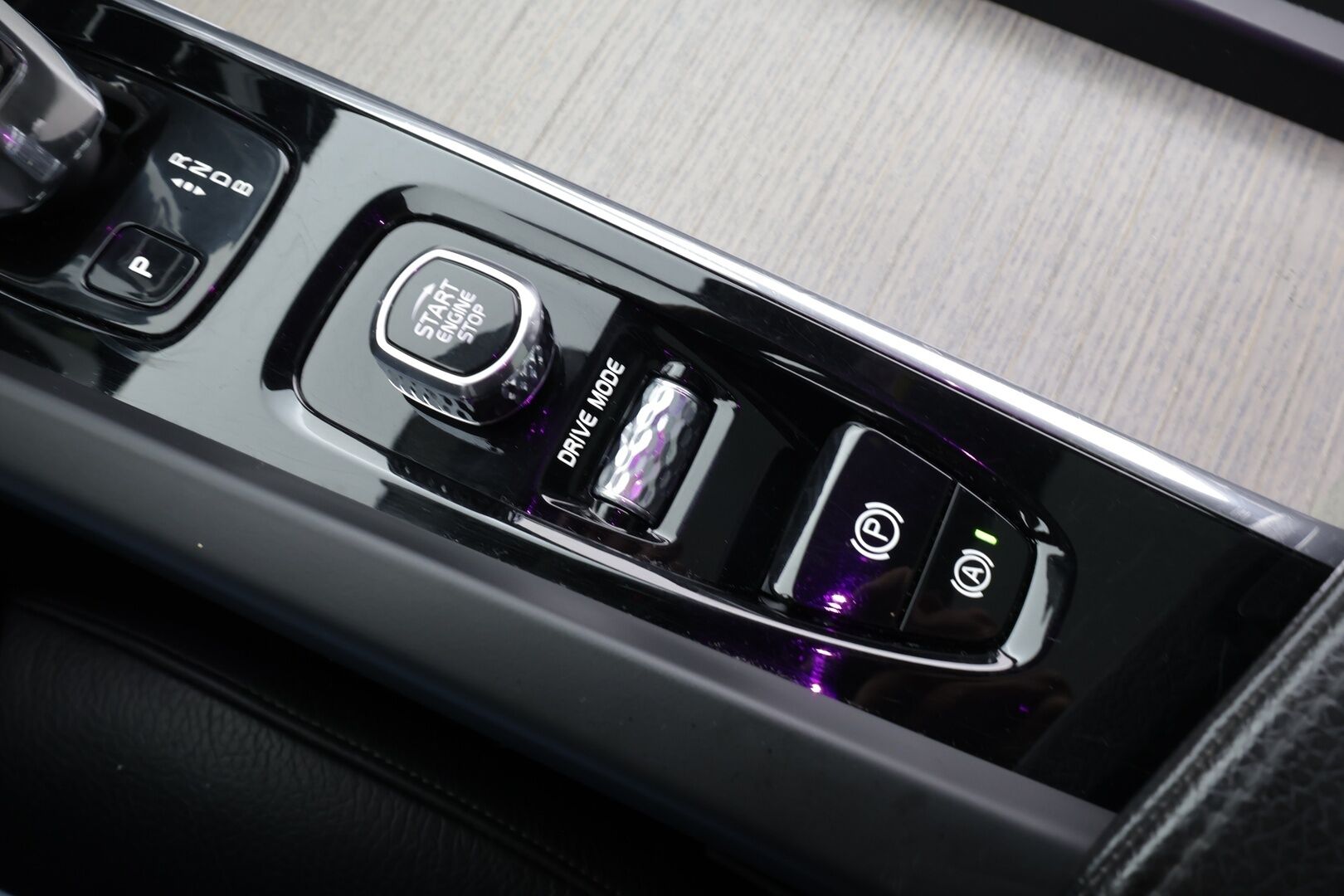 Volvo XC60 2019 T8 TwE AWD Inscription Recharge aut. * ACC / P.kamera / Full LED / Panorama / Muistipenkki / Koukku / Webasto / Sporttinahat / KeylessGo * - Kahdet renkaat aluvanteilla - HULLUT BLACKWEEK JATKOT - KORKOTARJOUS 2,49%