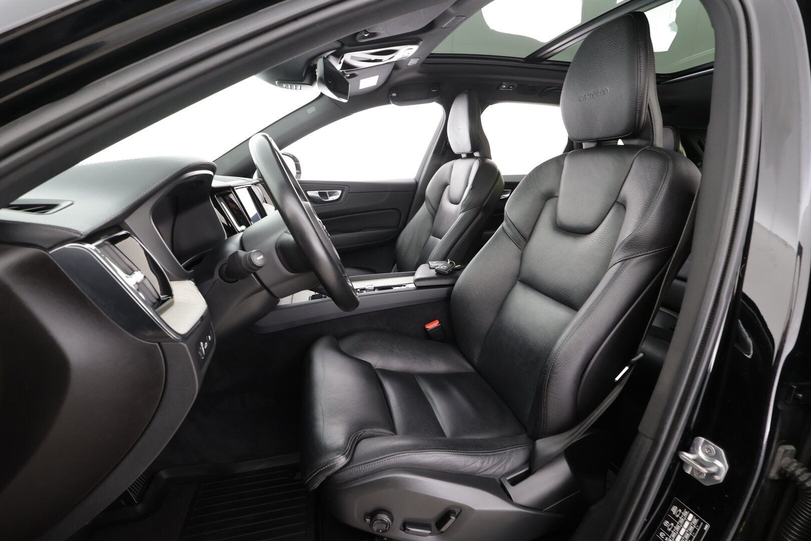 Volvo XC60 2019 T8 TwE AWD Inscription Recharge aut. * ACC / P.kamera / Full LED / Panorama / Muistipenkki / Koukku / Webasto / Sporttinahat / KeylessGo * - Kahdet renkaat aluvanteilla - HULLUT BLACKWEEK JATKOT - KORKOTARJOUS 2,49%