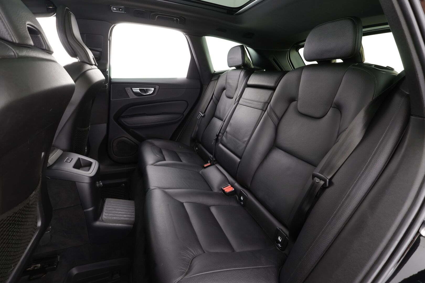 Volvo XC60 2019 T8 TwE AWD Inscription Recharge aut. * ACC / P.kamera / Full LED / Panorama / Muistipenkki / Koukku / Webasto / Sporttinahat / KeylessGo * - Kahdet renkaat aluvanteilla - HULLUT BLACKWEEK JATKOT - KORKOTARJOUS 2,49%