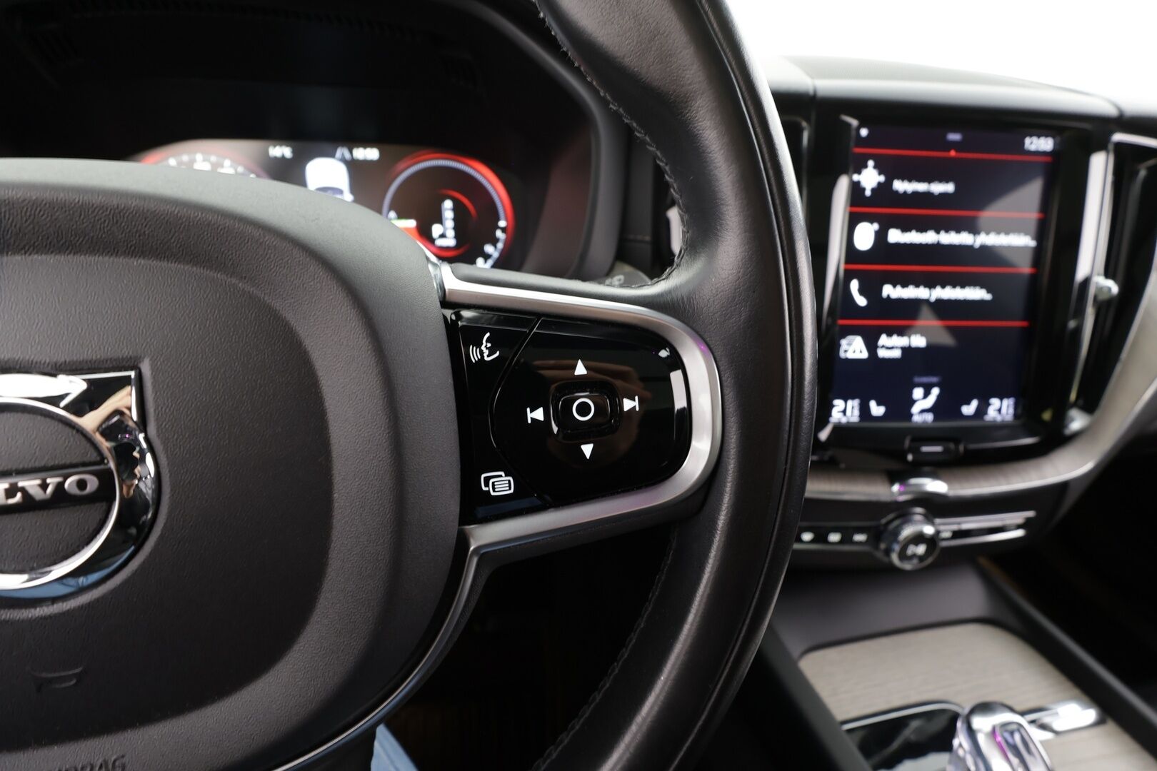 Volvo XC60 2019 T8 TwE AWD Inscription Recharge aut. * ACC / P.kamera / Full LED / Panorama / Muistipenkki / Koukku / Webasto / Sporttinahat / KeylessGo * - Kahdet renkaat aluvanteilla - HULLUT BLACKWEEK JATKOT - KORKOTARJOUS 2,49%