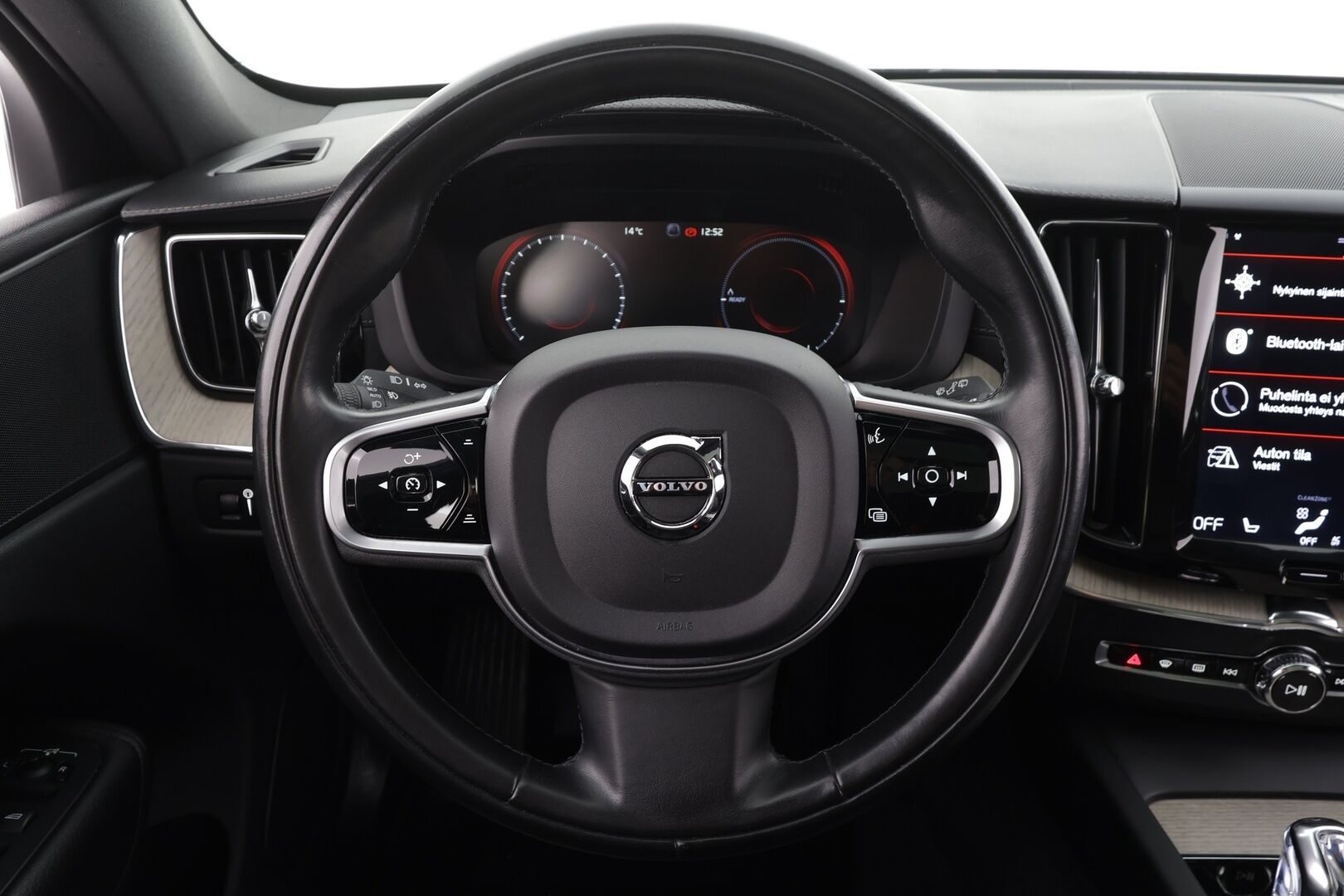 Volvo XC60 2019 T8 TwE AWD Inscription Recharge aut. * ACC / P.kamera / Full LED / Panorama / Muistipenkki / Koukku / Webasto / Sporttinahat / KeylessGo * - Kahdet renkaat aluvanteilla - HULLUT BLACKWEEK JATKOT - KORKOTARJOUS 2,49%