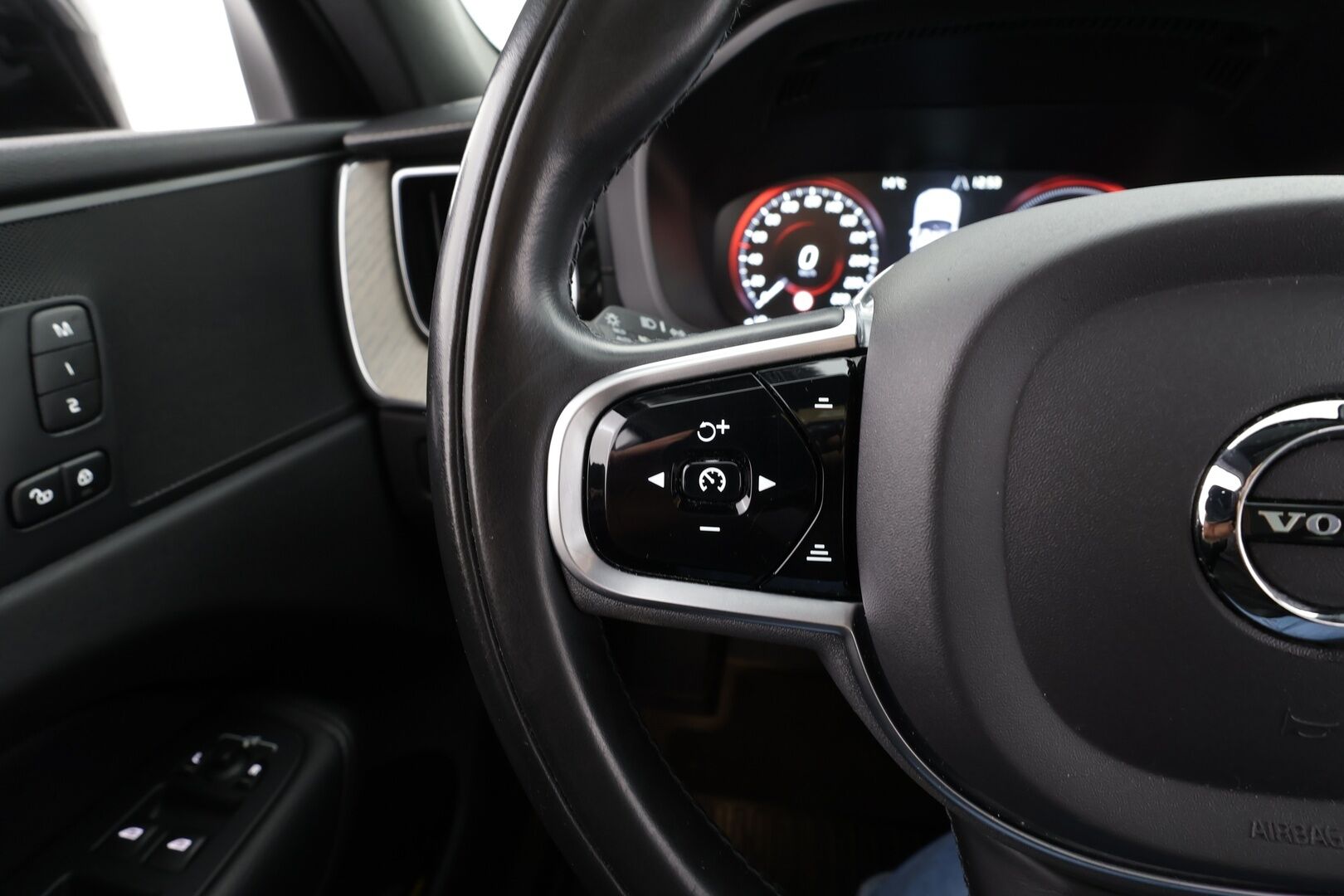 Volvo XC60 2019 T8 TwE AWD Inscription Recharge aut. * ACC / P.kamera / Full LED / Panorama / Muistipenkki / Koukku / Webasto / Sporttinahat / KeylessGo * - Kahdet renkaat aluvanteilla - HULLUT BLACKWEEK JATKOT - KORKOTARJOUS 2,49%