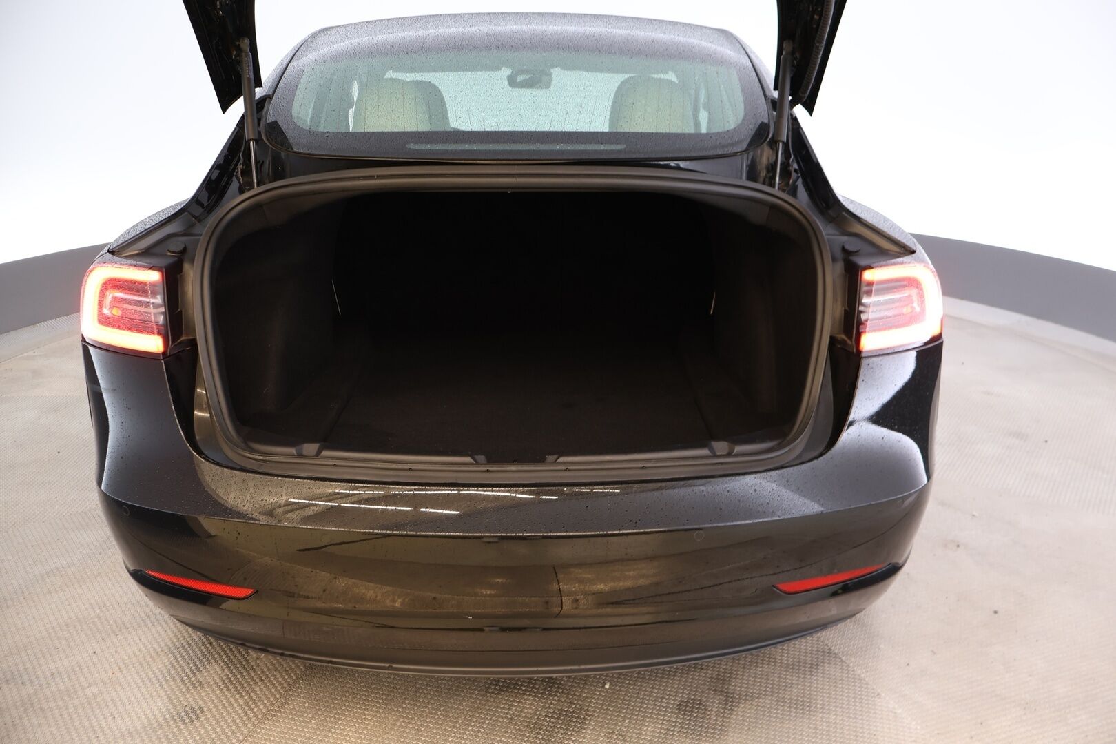 TESLA MODEL 3 2019 Long Range Dual Motor AWD *AP2.5 / Vaaleat Nahat / Lasikatto / Navi / Lasikatto / P.kamera* - Siisti yksilö! / Kahdet renkaat 