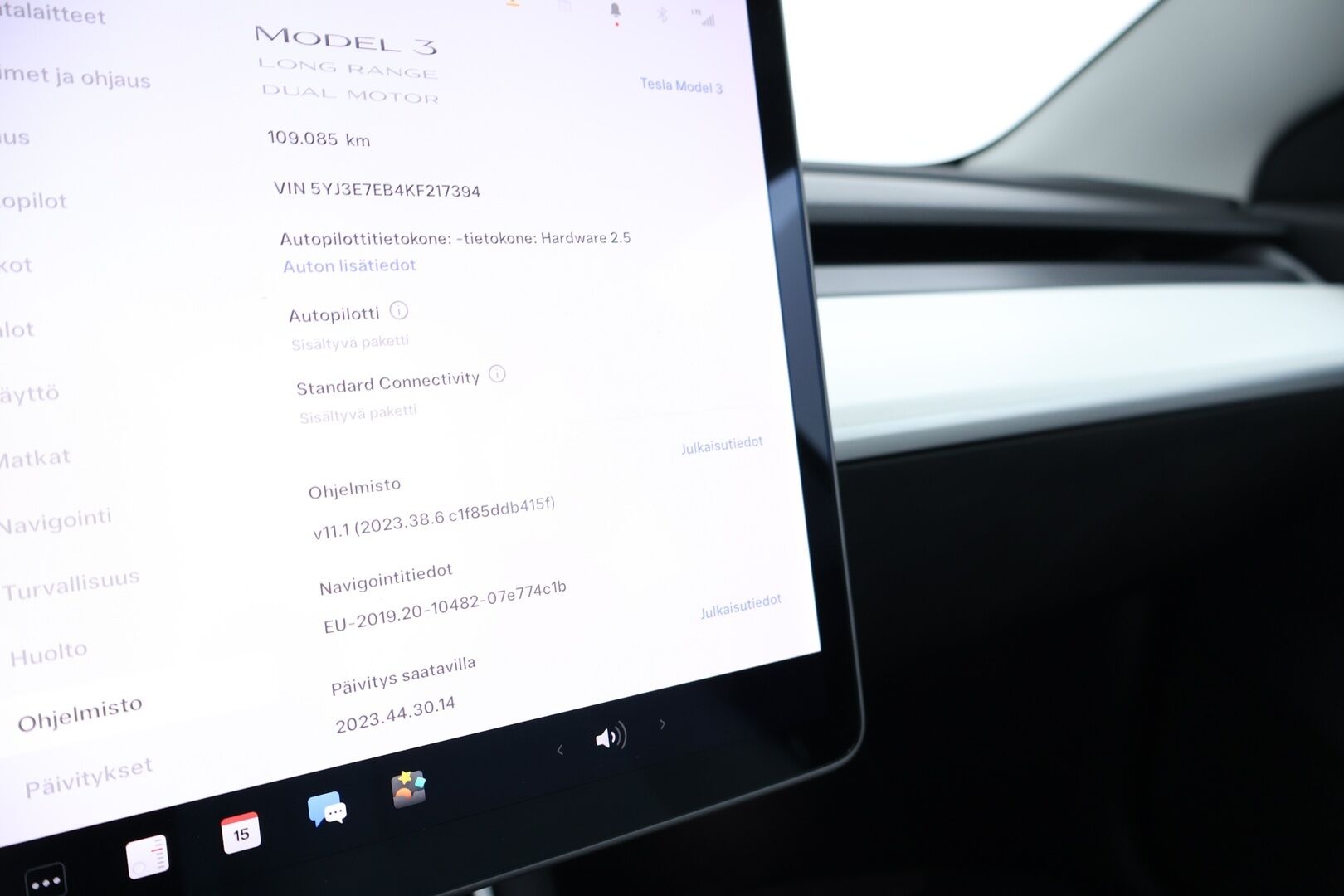 TESLA MODEL 3 2019 Long Range Dual Motor AWD *AP2.5 / Vaaleat Nahat / Lasikatto / Navi / Lasikatto / P.kamera* - Siisti yksilö! / Kahdet renkaat 