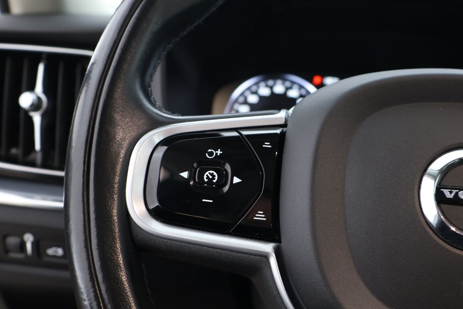 Volvo V60 2021 T6 TwE AWD Recharge Inscription Expression aut. *Jakopää Tehty / ACC / Webasto / KeylessGo / BLIS / FULL-LED / Koukku / Carplay* - Upea Volvo tuoreella jakopäällä kaksin huippurenkain!