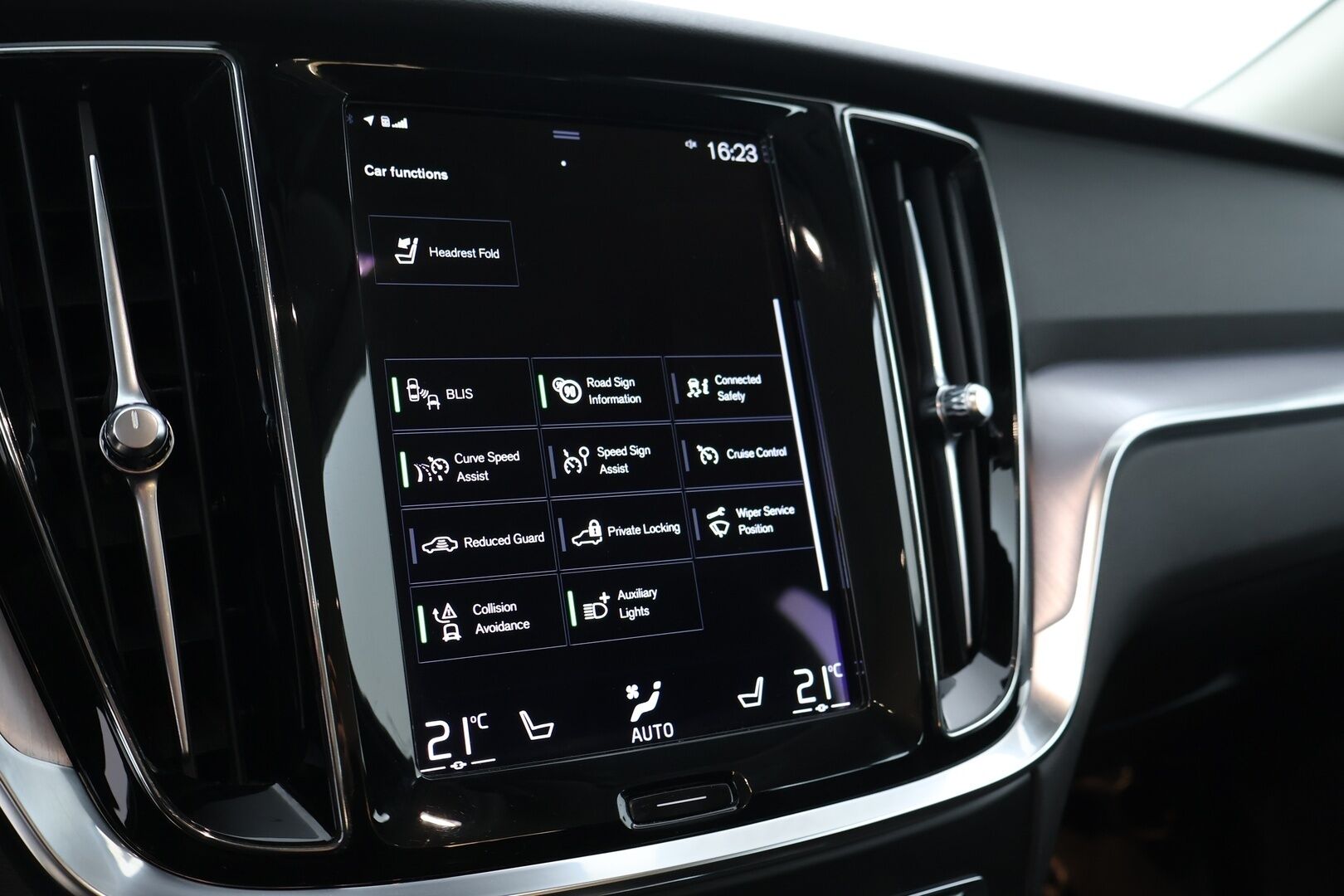 Volvo V60 2021 T6 TwE AWD Recharge Inscription Expression aut. *Jakopää Tehty / ACC / Webasto / KeylessGo / BLIS / FULL-LED / Koukku / Carplay* - Upea Volvo tuoreella jakopäällä kaksin huippurenkain!