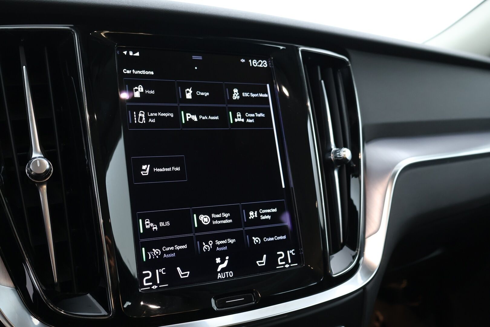 Volvo V60 2021 T6 TwE AWD Recharge Inscription Expression aut. *Jakopää Tehty / ACC / Webasto / KeylessGo / BLIS / FULL-LED / Koukku / Carplay* - Upea Volvo tuoreella jakopäällä kaksin huippurenkain!