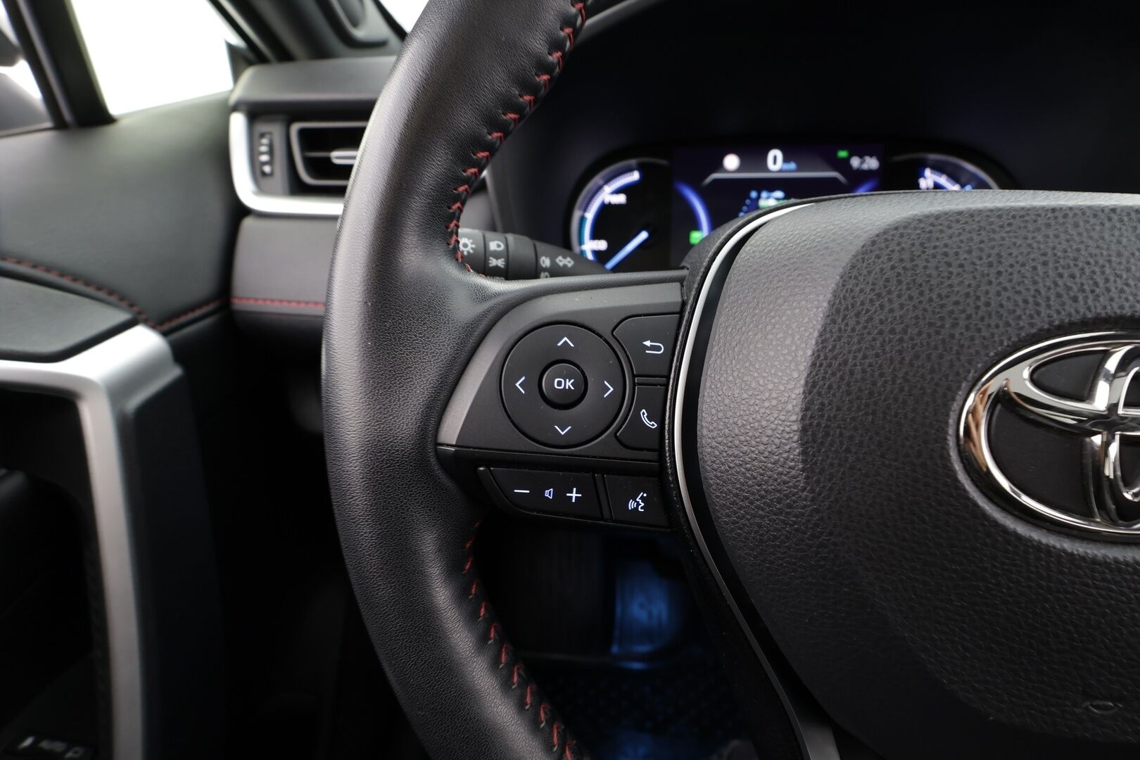 Toyota RAV4 Plug-in 2021 Hybrid 2,5 AWD-i Premium Business * ACC / HUD / 360° / Muistipenkki / Ilmastoidut nahat / JBL / Panorama / Koukku / LED * - Kahdet renkaat aluvanteilla / Merkkihuollettu / Huippuvarusteet - HULLU BLACKWEEK KORKOTARJOUS 2,49%