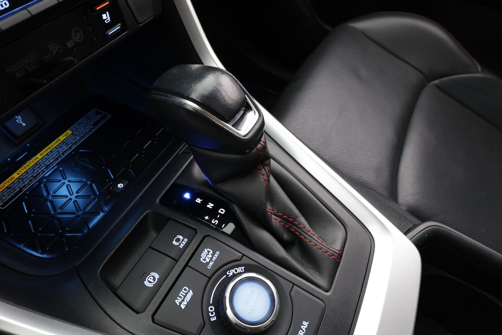 Toyota RAV4 Plug-in 2021 Hybrid 2,5 AWD-i Premium Business * ACC / HUD / 360° / Muistipenkki / Ilmastoidut nahat / JBL / Panorama / Koukku / LED * - Kahdet renkaat aluvanteilla / Merkkihuollettu / Huippuvarusteet - HULLU BLACKWEEK KORKOTARJOUS 2,49%