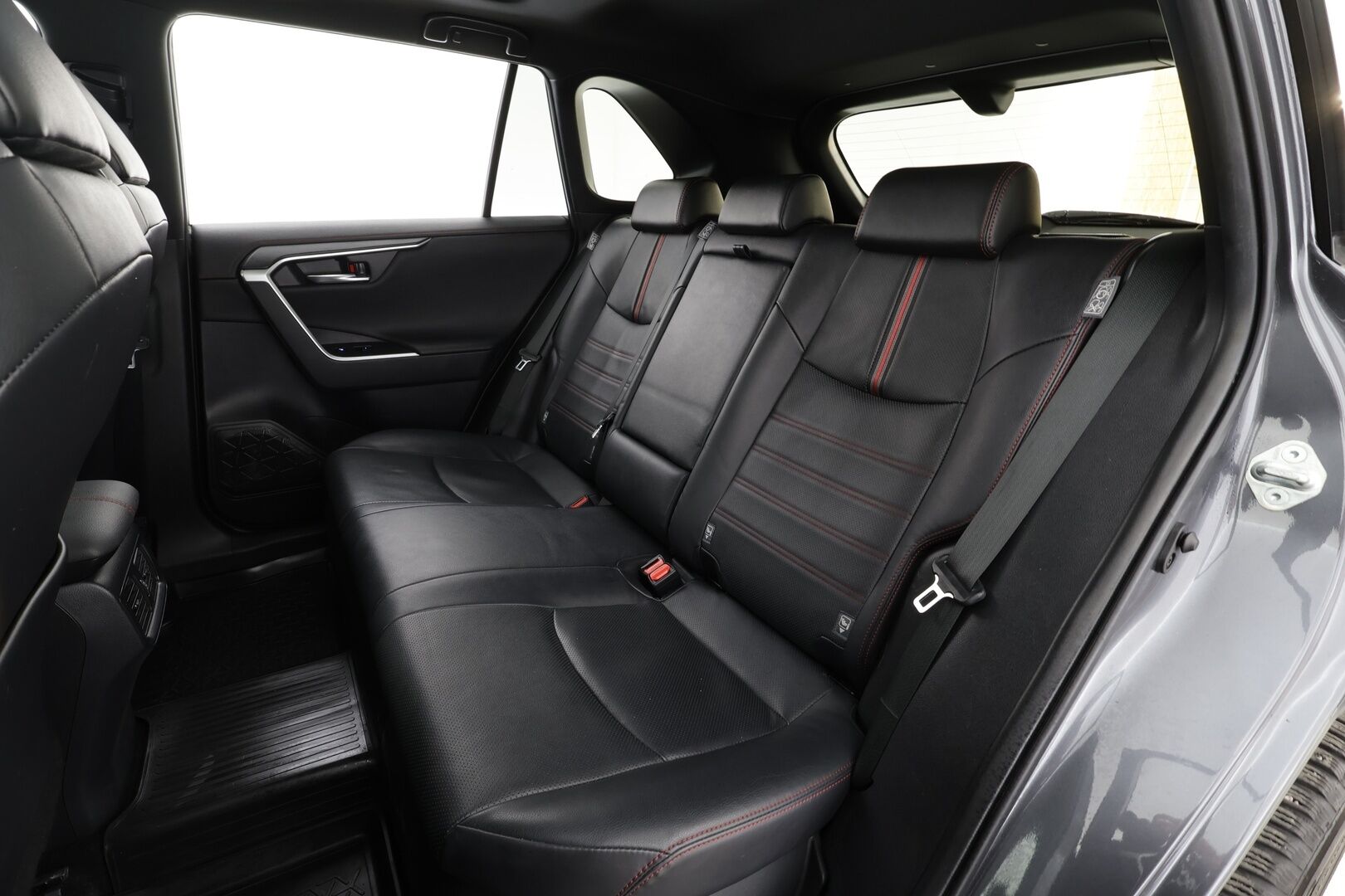 Toyota RAV4 Plug-in 2021 Hybrid 2,5 AWD-i Premium Business * ACC / HUD / 360° / Muistipenkki / Ilmastoidut nahat / JBL / Panorama / Koukku / LED * - Kahdet renkaat aluvanteilla / Merkkihuollettu / Huippuvarusteet - HULLU BLACKWEEK KORKOTARJOUS 2,49%