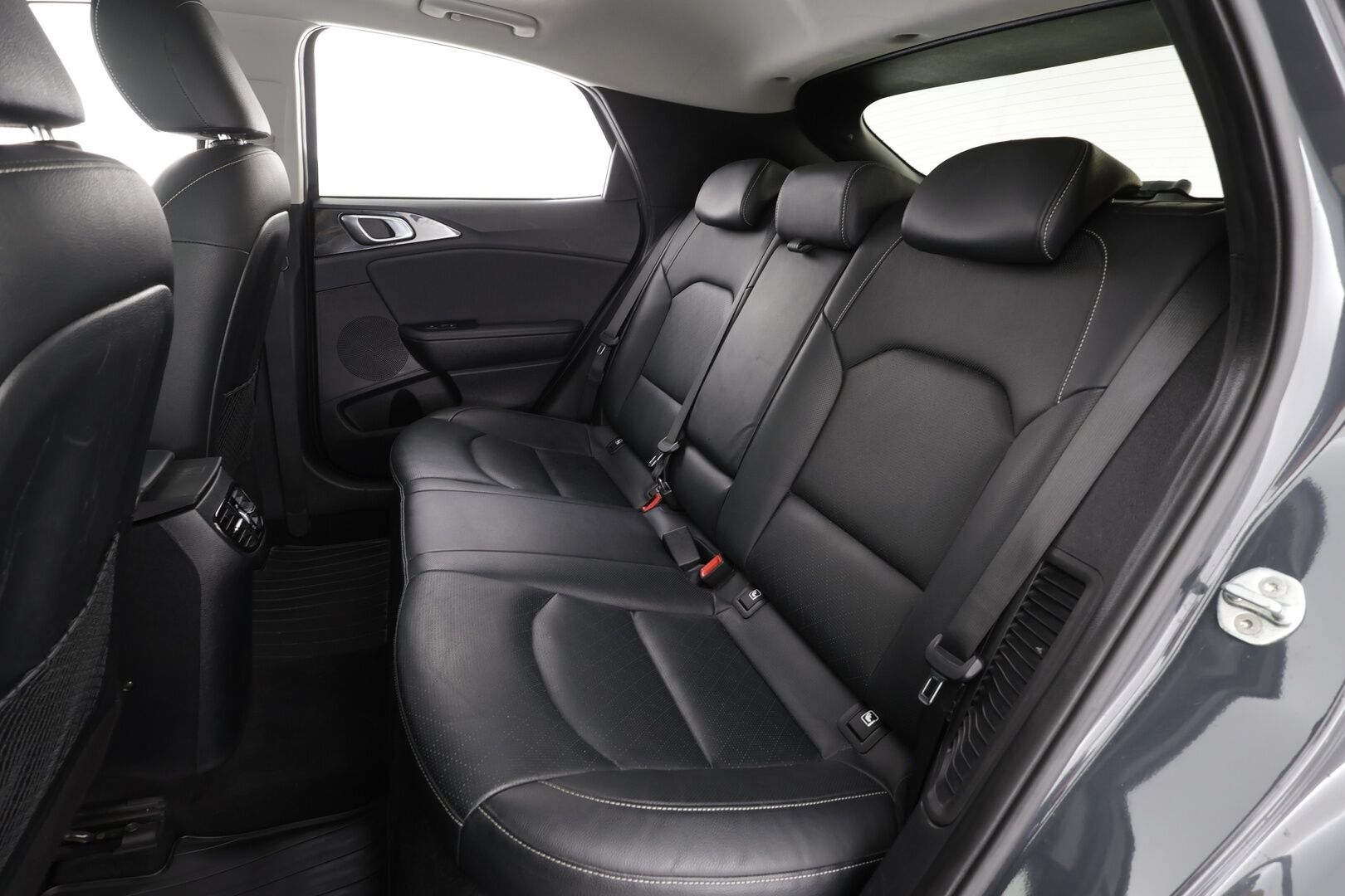 Kia XCeed 2021 1,6 GDI Plug-In Hybrid Business Premium Edition DCT * ACC / Panorama / P.kamera / LED / Navi / Muistipenkki * - KeylessGo / Ilmastoidut nahat / Kahdet renkaat aluvanteilla / Merkkihuollettu / Huippuvarusteet - HULLUT BLACKWEEK JATKOT - KORKOTARJOUS 2,49%