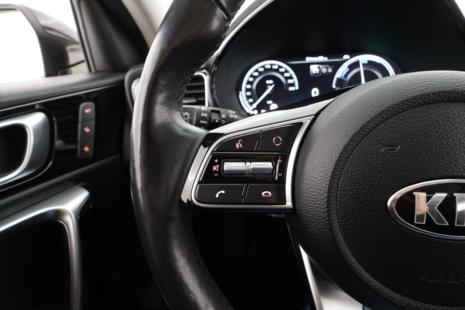 Kia XCeed 2021 1,6 GDI Plug-In Hybrid Business Premium Edition DCT * ACC / Panorama / P.kamera / LED / Navi / Muistipenkki * - KeylessGo / Ilmastoidut nahat / Kahdet renkaat aluvanteilla / Merkkihuollettu / Huippuvarusteet - HULLUT BLACKWEEK JATKOT - KORKOTARJOUS 2,49%