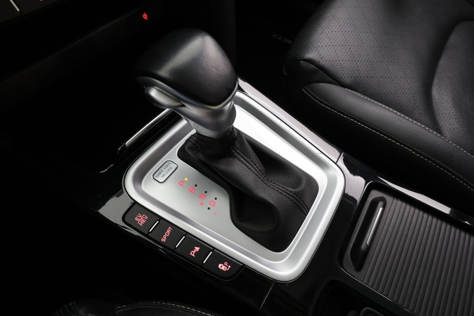 Kia XCeed 2021 1,6 GDI Plug-In Hybrid Business Premium Edition DCT * ACC / Panorama / P.kamera / LED / Navi / Muistipenkki * - KeylessGo / Ilmastoidut nahat / Kahdet renkaat aluvanteilla / Merkkihuollettu / Huippuvarusteet - HULLUT BLACKWEEK JATKOT - KORKOTARJOUS 2,49%