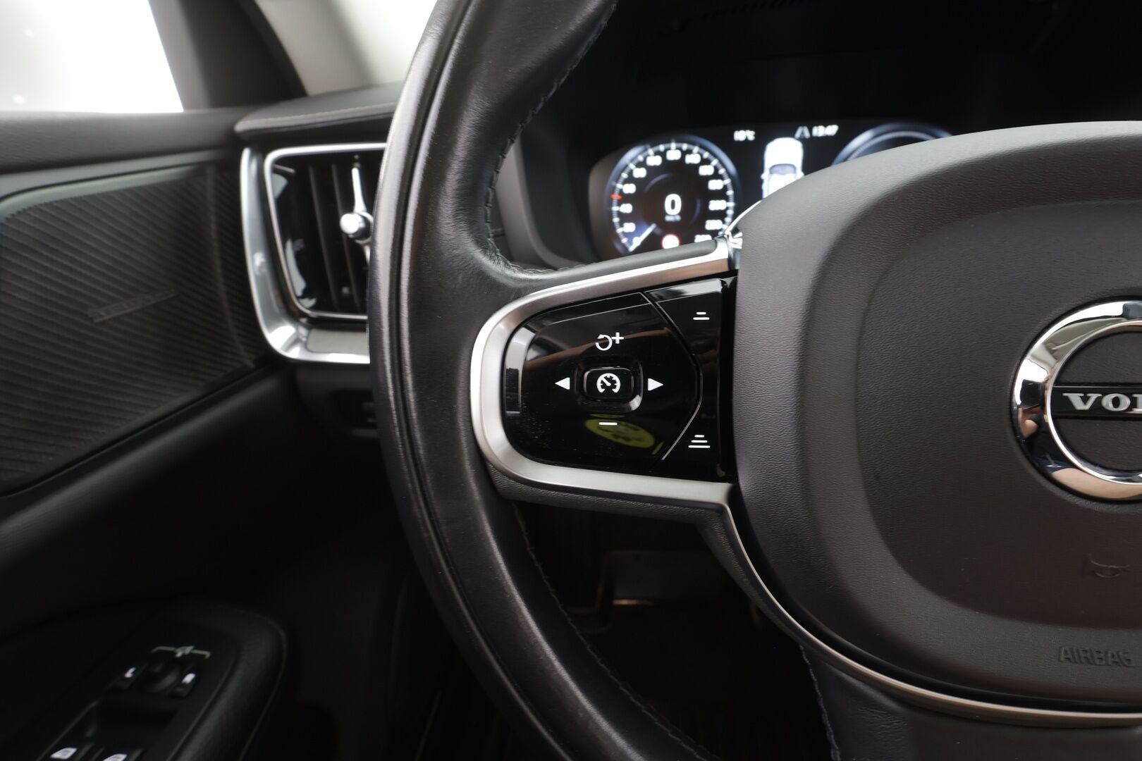 Volvo V60 2021 T8 TwE AWD Inscription aut - | ACC | Webasto | Koukku | Harman/Kardon | Sporttinahat muistilla | Panorama | P.kamera | Pilot assist | BLIS | Merkkihuollot | 